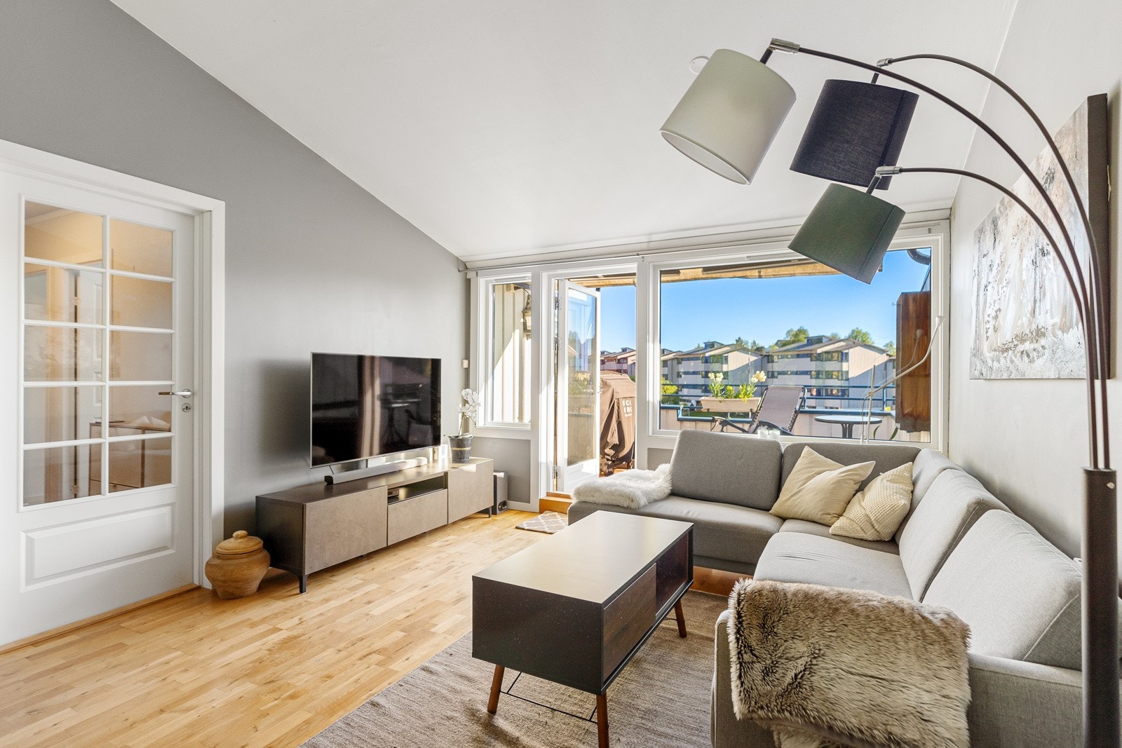Vi beveger oss inn i den romslige stuen. Galleribilde