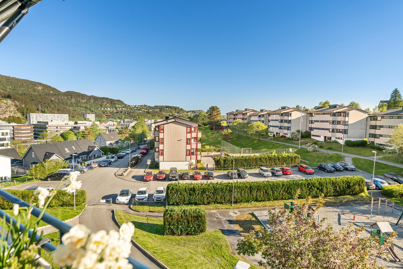 Da balkongen er sør-vestvendt er det svært gode solforhold, og en fantastisk utsikt! Galleribilde