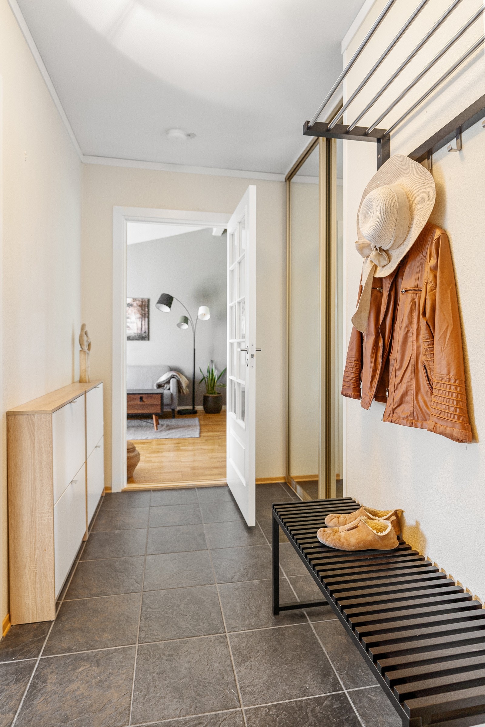 Her er det gode oppbevaringsmuligheter i en praktisk skyvedørsgarderobe og ellers. Galleribilde