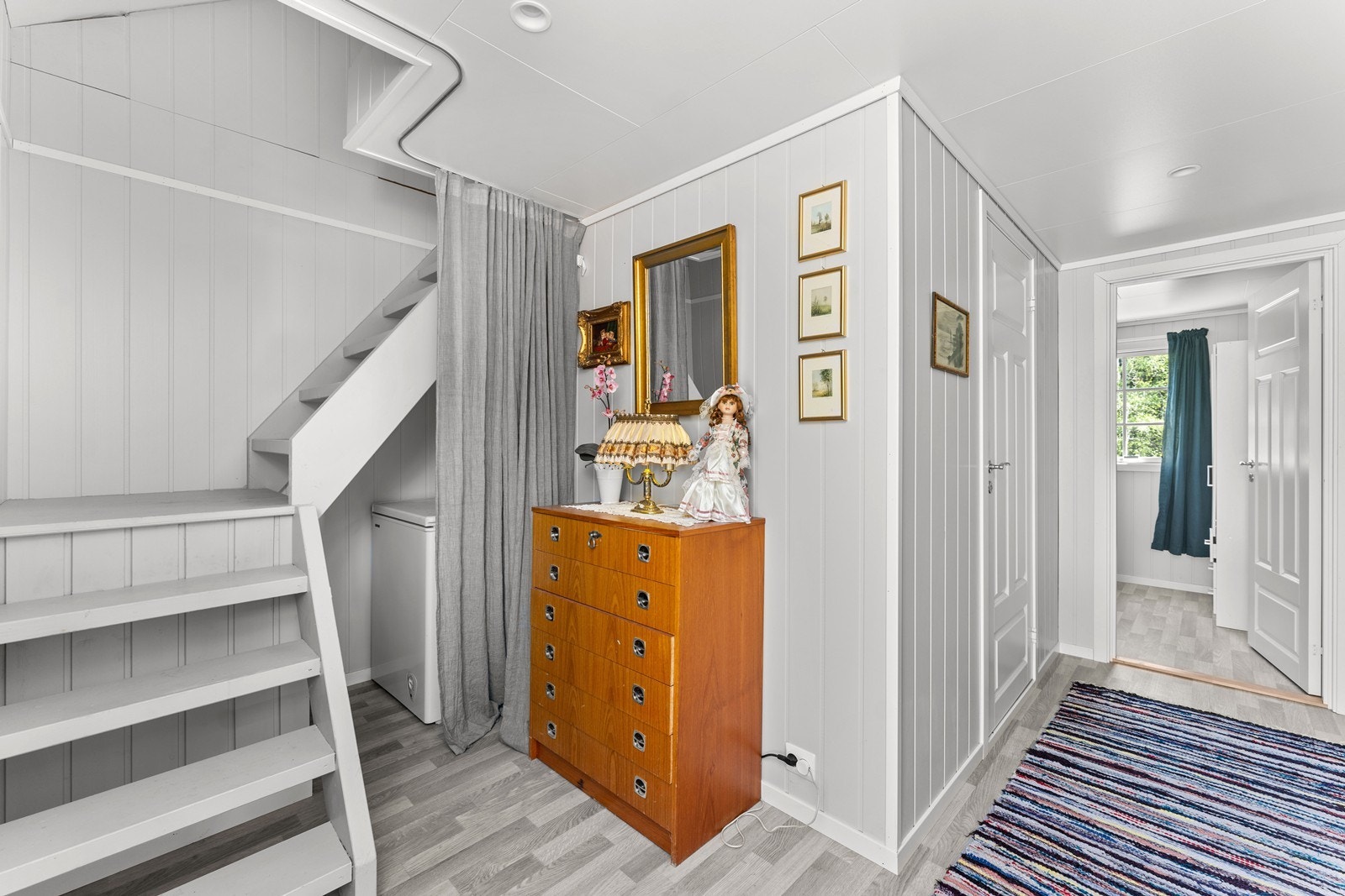 Entre/ gang med trapp til loft. Galleribilde