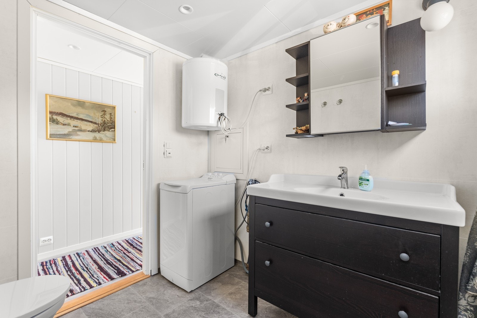 Våtromsplater på vegger og belegg på gulvet. Opplegg for vaskemaskin. Galleribilde