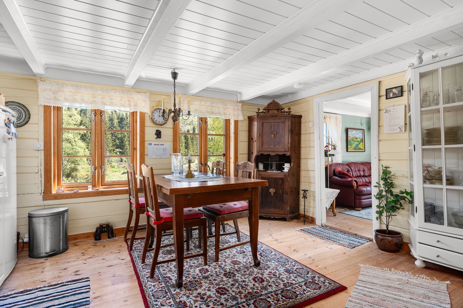 Laftet vegger på kjøkkenet. Galleribilde