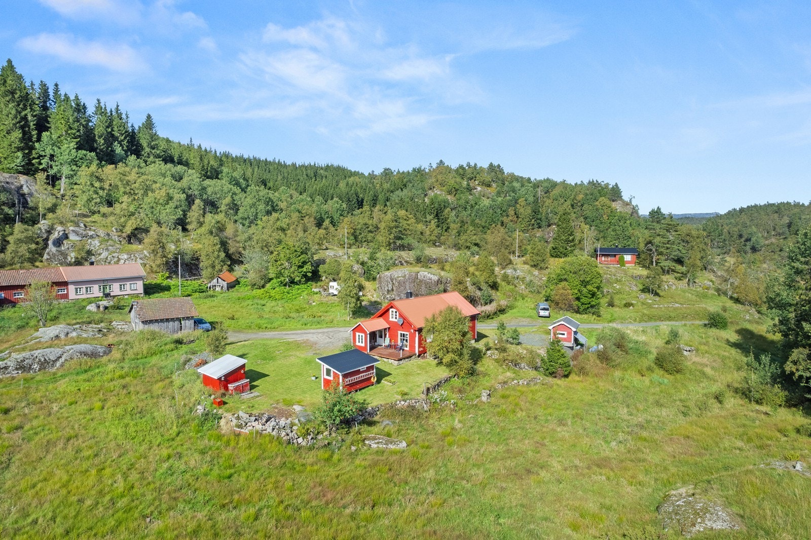 Spredt bebyggelse bestående av boliger og fritid. Galleribilde