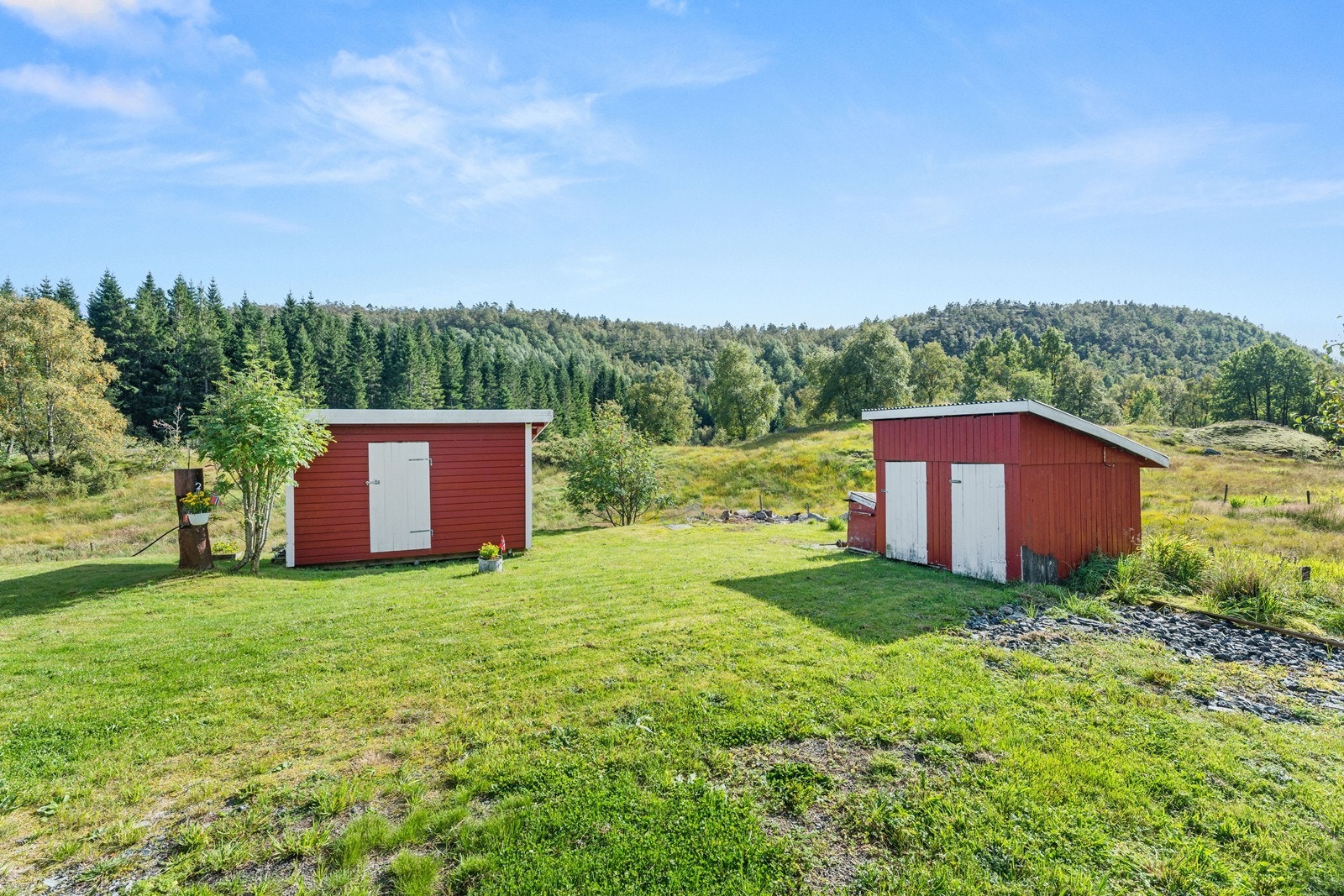 Redskapsbod til venstre ble bygd i 2018 Galleribilde