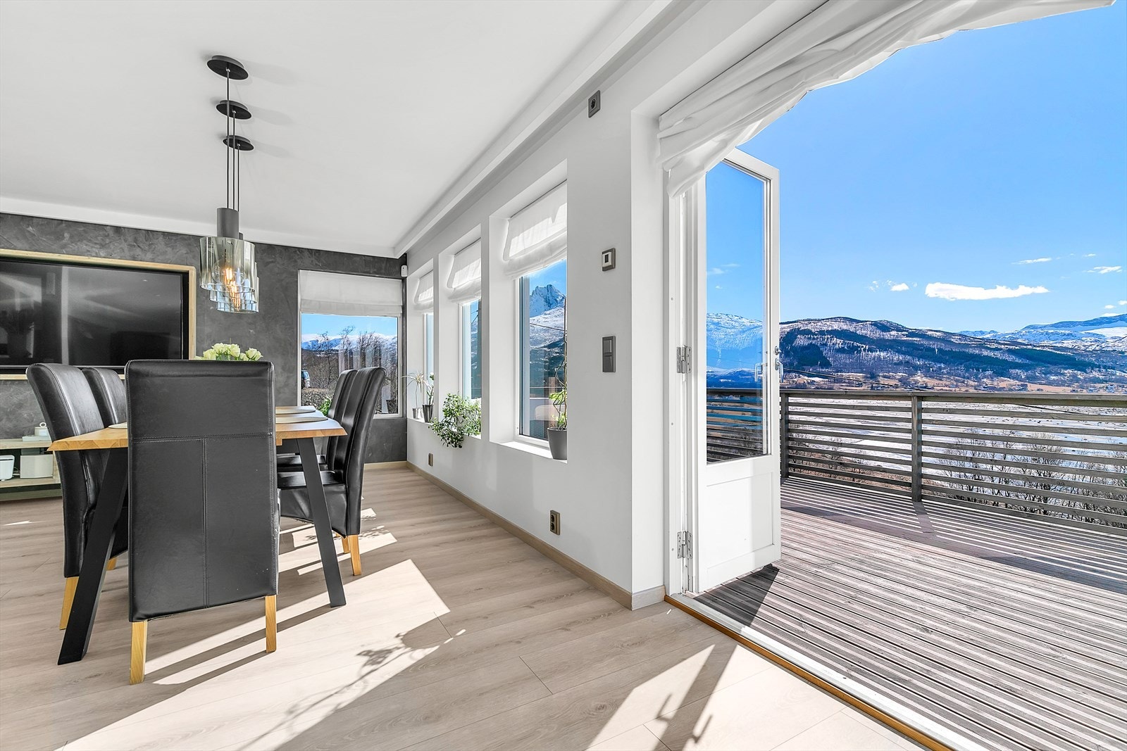 Utgang til veranda fra spisestue. Galleribilde