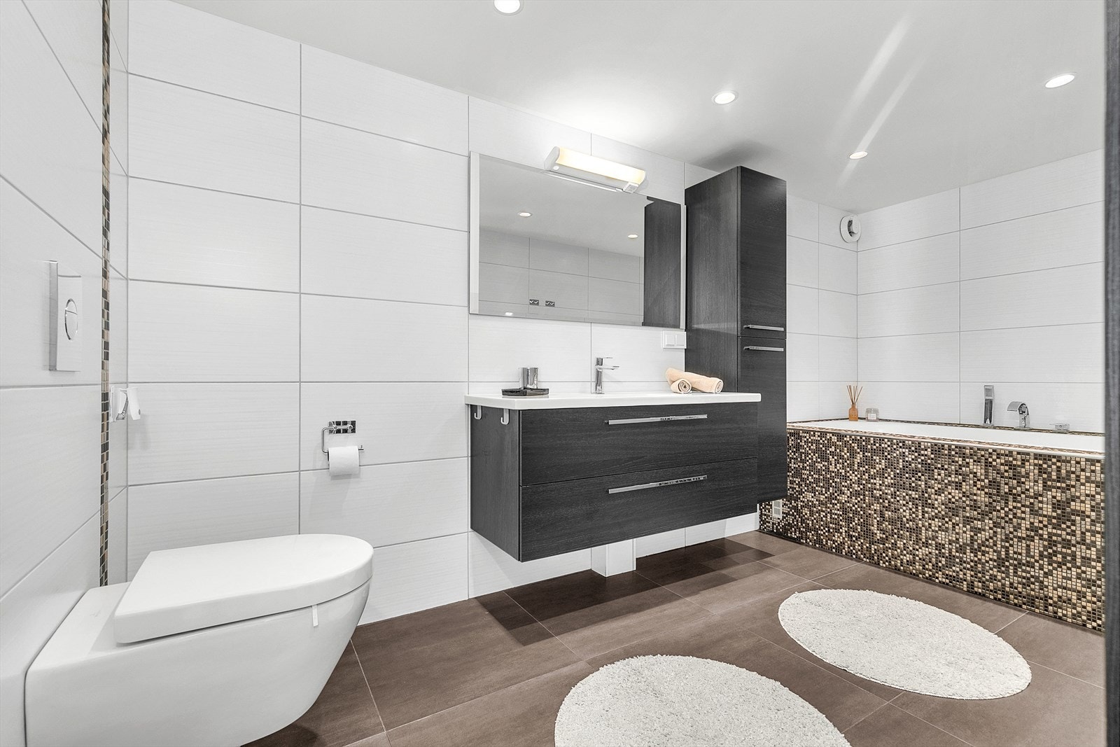 Badet i 2. etasje er utstyrt med badekar. Galleribilde