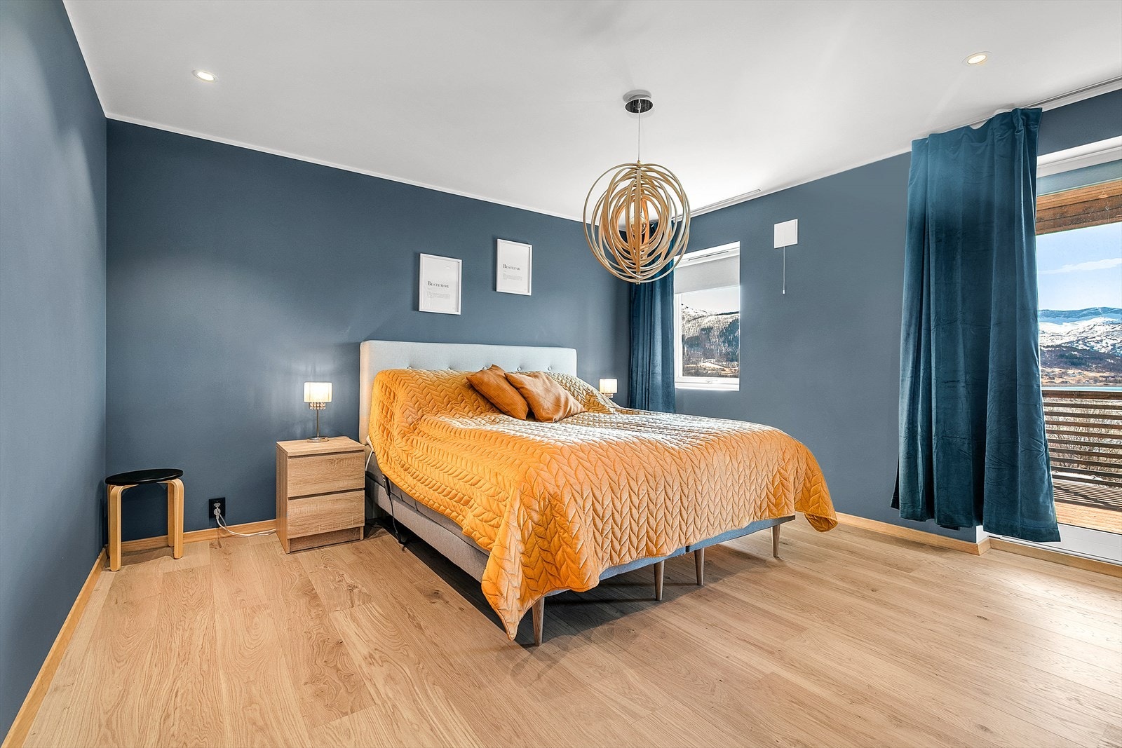 Hovedsoverom med god plass for dobbeltseng og nattbord. Galleribilde
