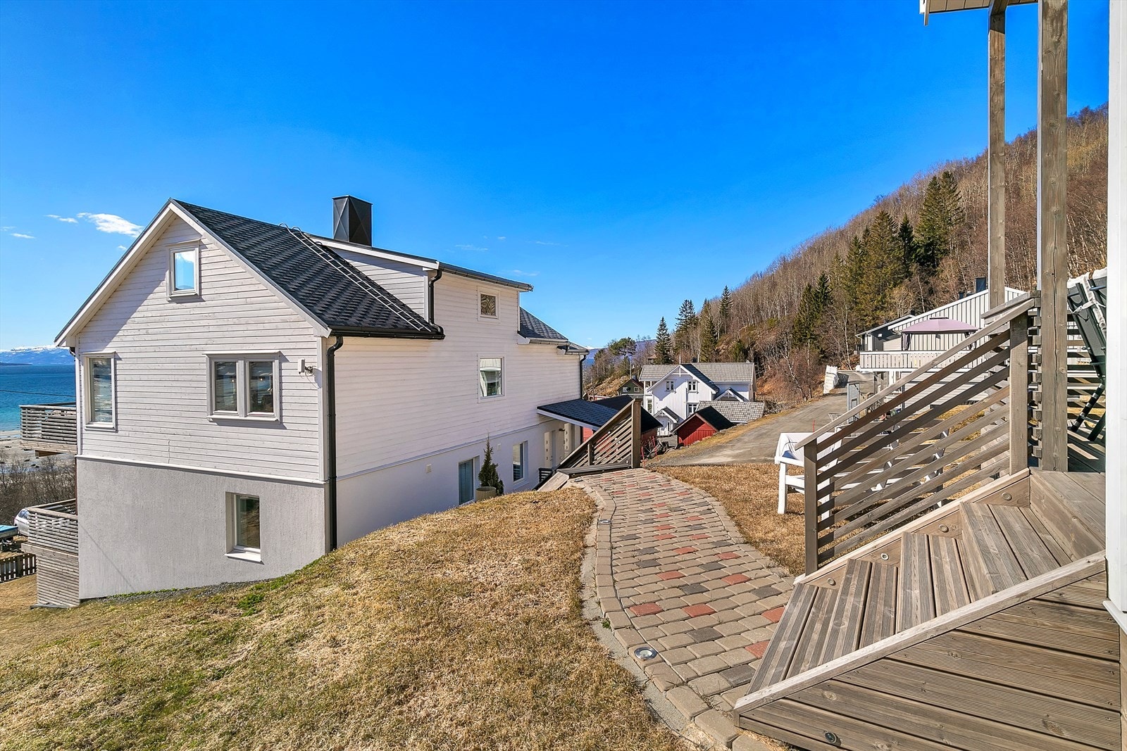 Eiendommen byr på en flott hage, med mye plass for lek og moro for barna. Galleribilde