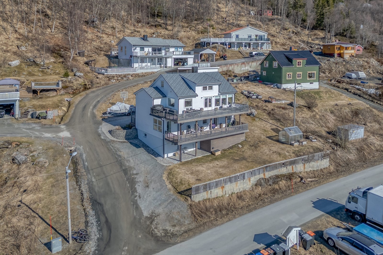 Boligen ligger idyllisk til på Storhågen i Håkvik hvor man kan nyte svært gode sol- og utsiktsforhold. Galleribilde
