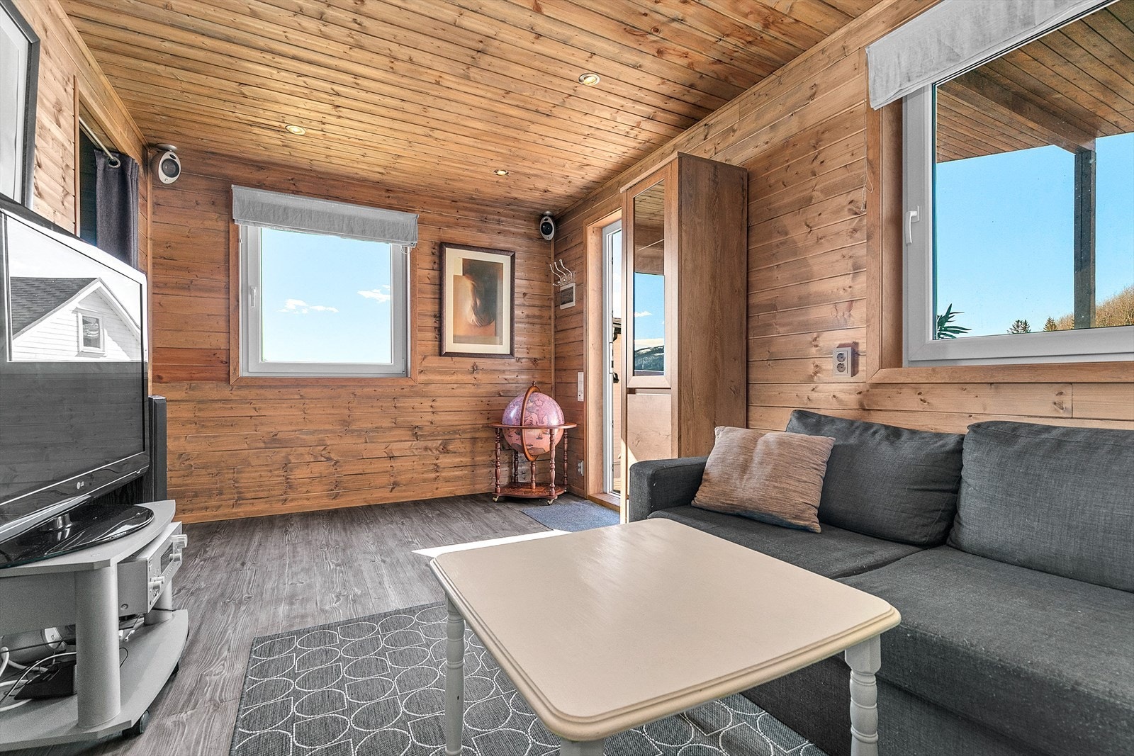Stue/relax-room i tilknytning til badstue og dusjrommet. Galleribilde