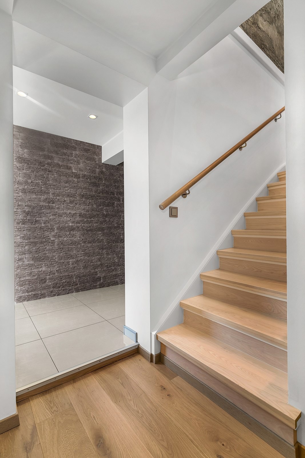 Moderne trappeoppgang til boligens 2. etasje. Galleribilde