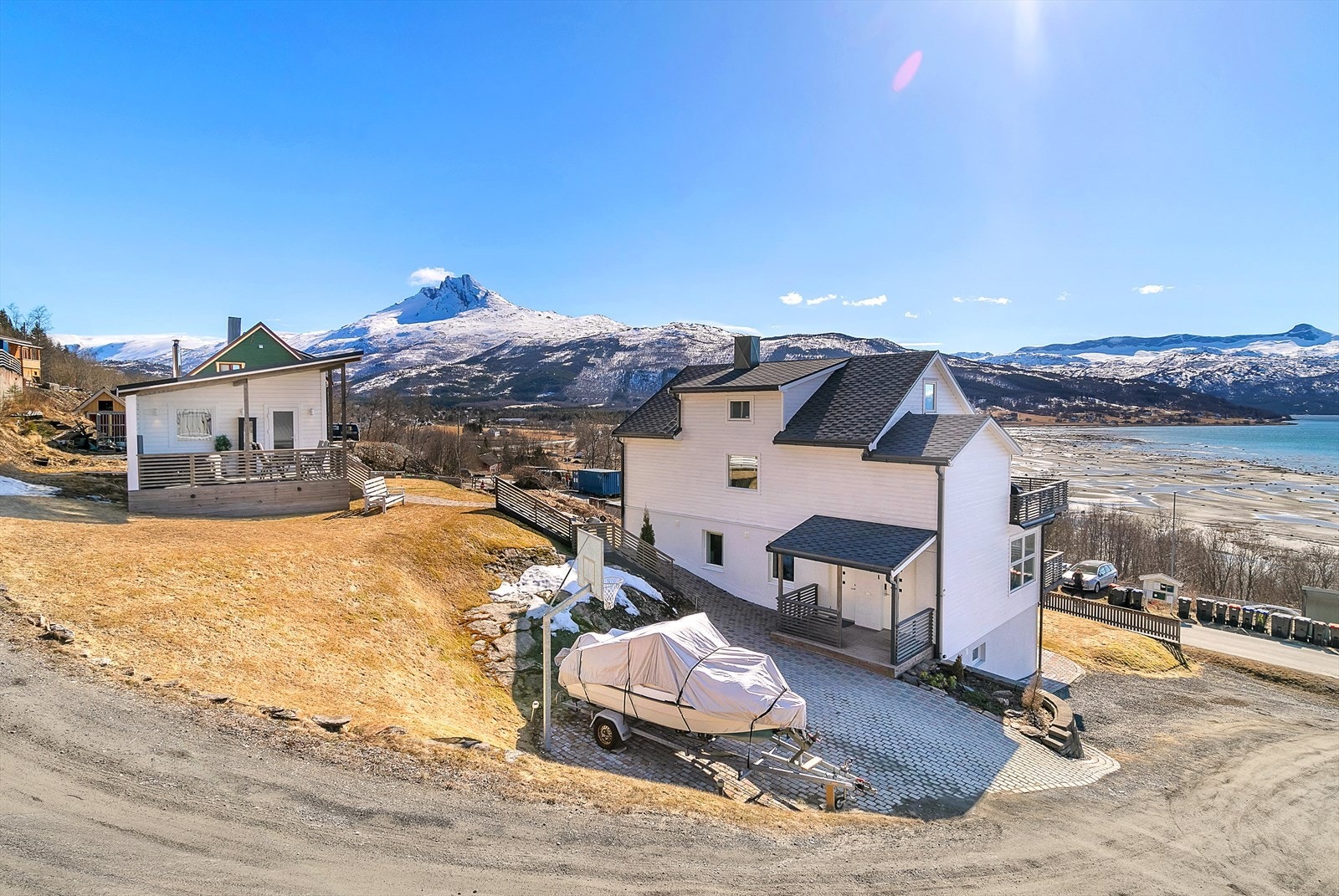 Biloppstillingsplass som er brosteinsbelagt. Dette skaper et fint førsteinntrykk når man ankommer boligen. Galleribilde