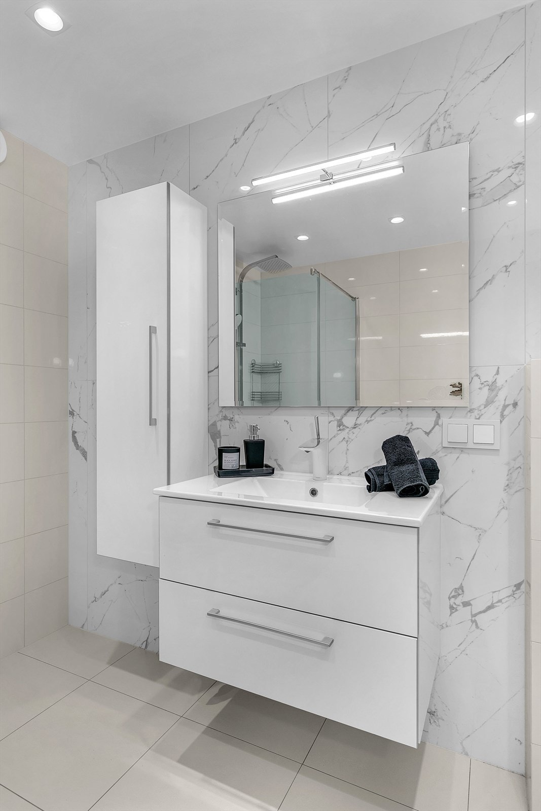 Badet er velutstyrt med servantskap, vegghengt skap, downlights i himling, dusjhjørne med rainshower og varme i gulv. Galleribilde