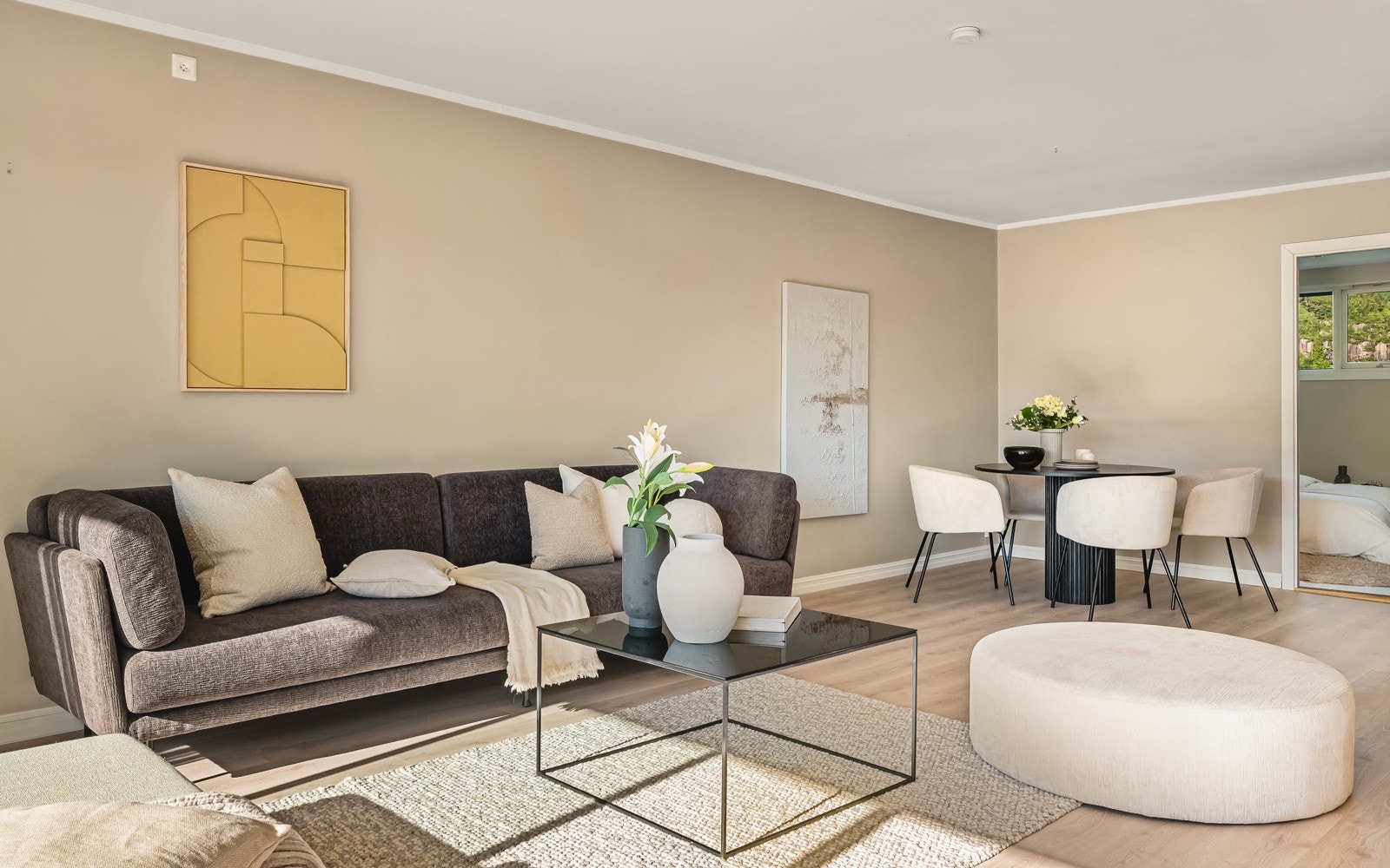 Stuen er romslig og har god plass til stort spisebord, sofa og annet møblement. Galleribilde