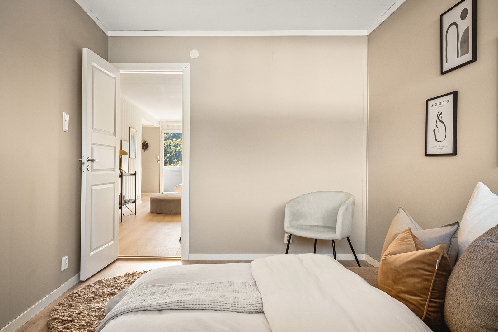 God plass til garderobeskap til høyre for døren inn til soverommet. Galleribilde