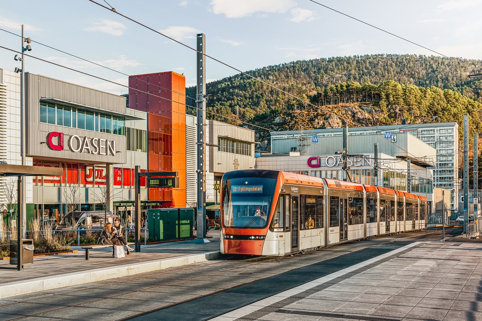 Fra Oasen har man bybanen og sykkeltunellen som tar deg til Mindemyren v/ Kristianborg og ev. videre til feks. Haukeland Galleribilde