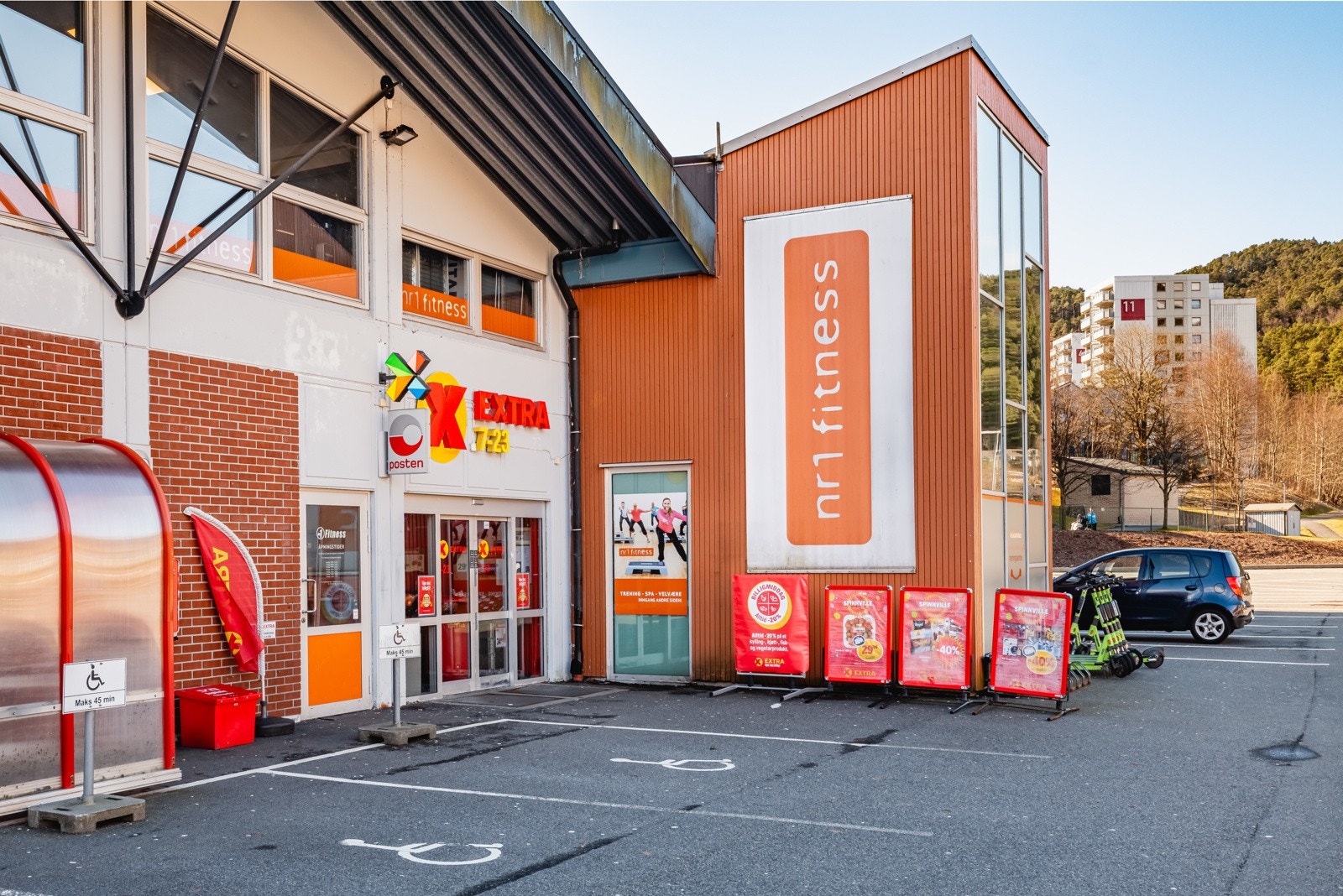 Det er flere dagligvarebutikker i området. I Løvåsen finner man Coop Extra og treningssenteret Nr. 1 Fitness. Galleribilde