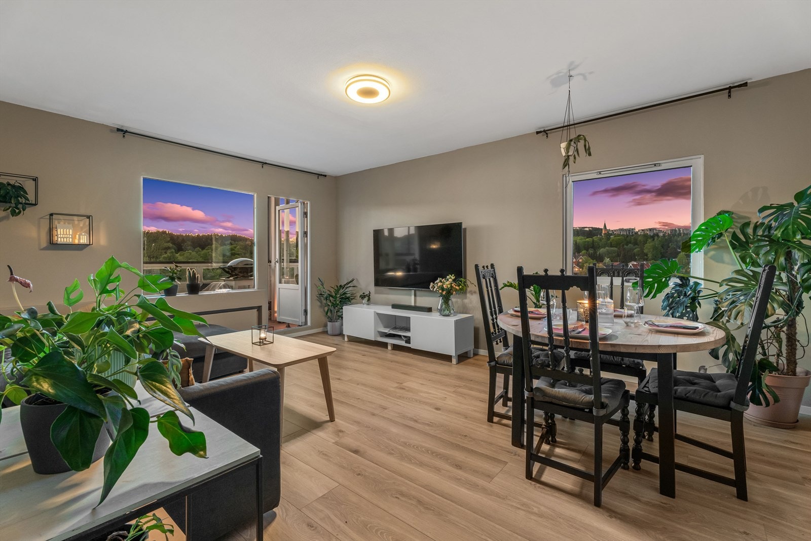 Det er plass til et stort spisebord hvor en bedre middag kan nytes sammen med det inviterte selskapet. Galleribilde