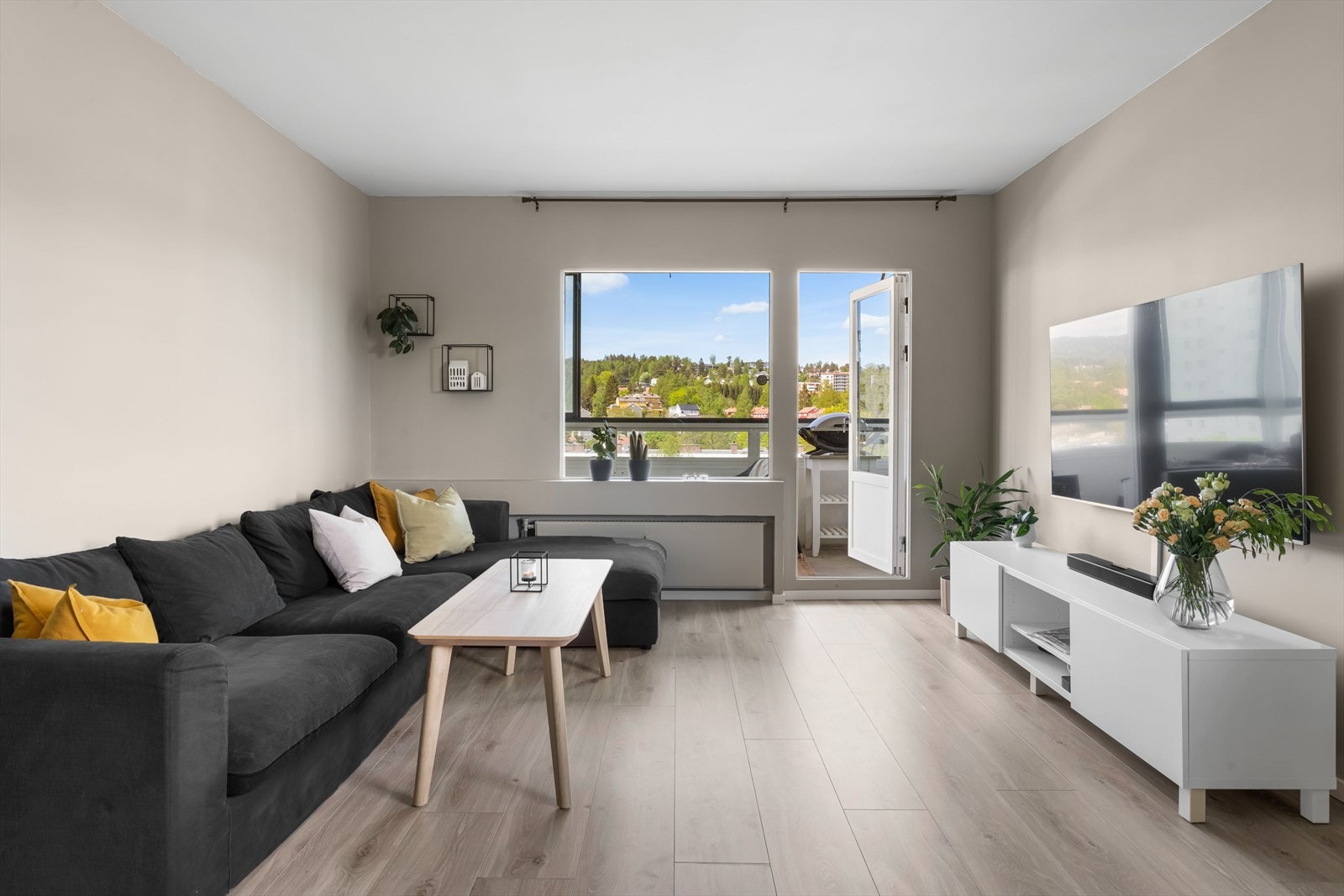 Fantastisk stueavdeling med delikate fargetoner og store vindusflater. Galleribilde