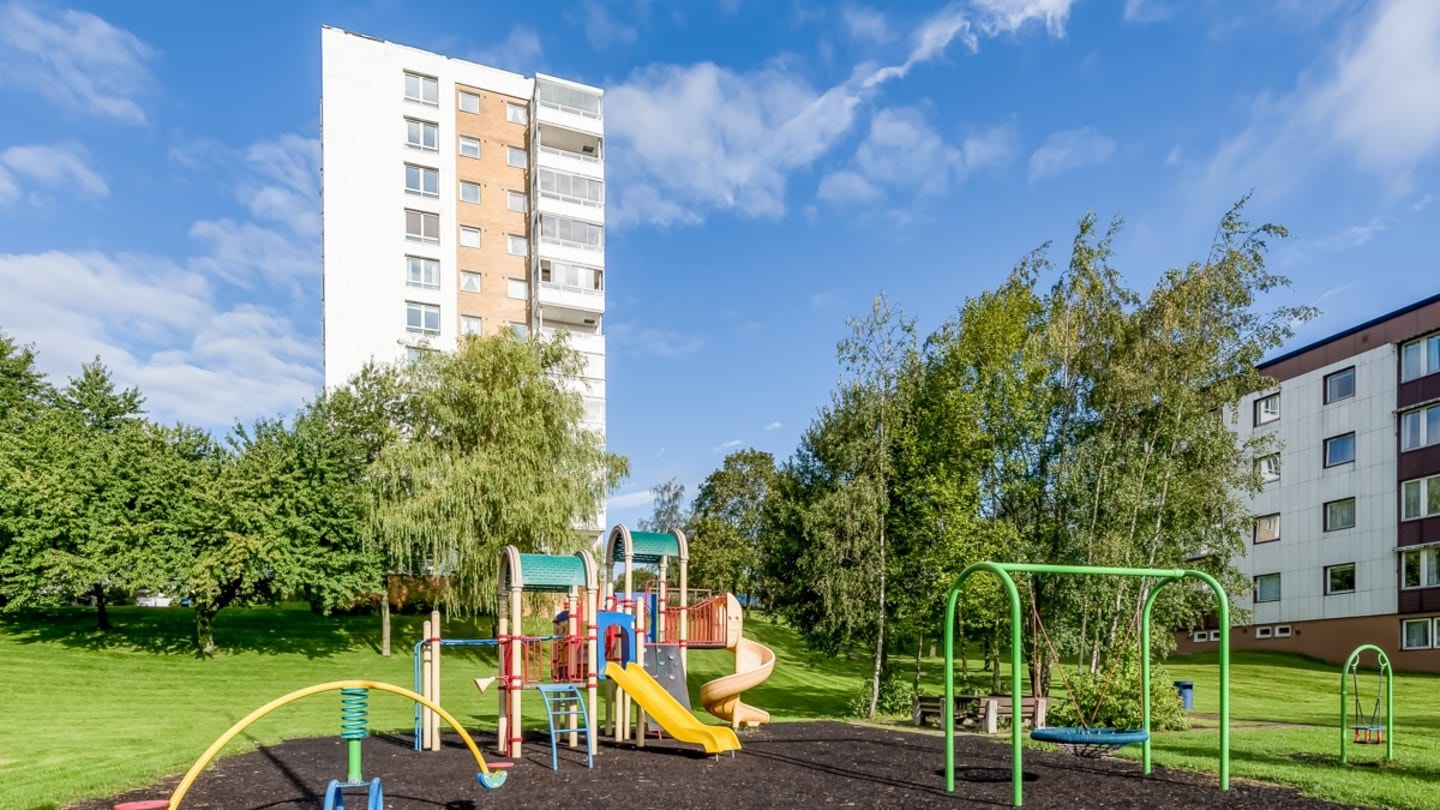 Øvre Grorud er et sosialt borettslag. uteområdene er tilrettelagt for både store og små Galleribilde