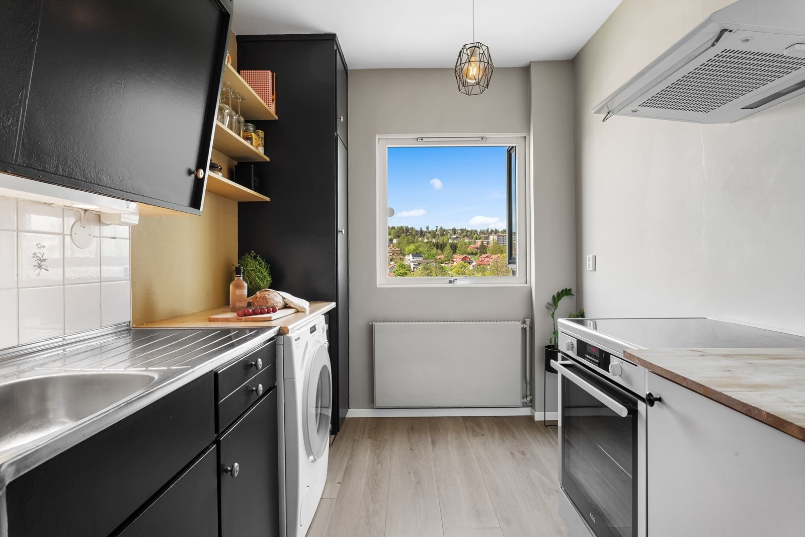 Kjøkkenet ligger i en lukket løsning, med gode lysforhold. Plass til spisekrok ved vinduet. Galleribilde