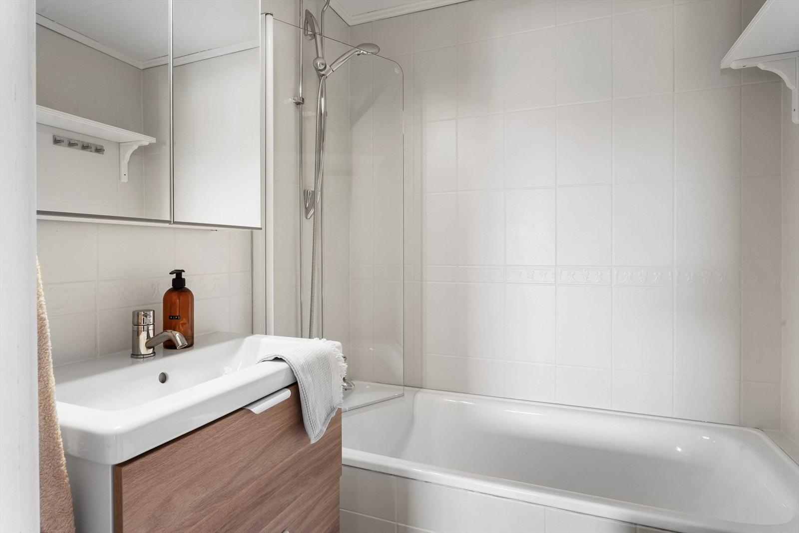 Badet er pusset opp i regi av borettslaget i ca .2010. Selger har byttet servant, servantskap og speilskap. Galleribilde