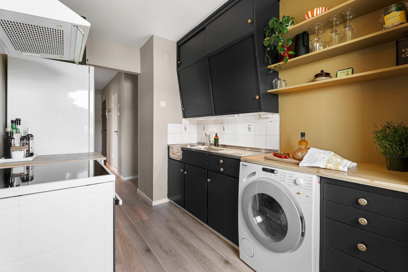 Kjøkkenet har meget godt med skap- og benkeplass. Galleribilde