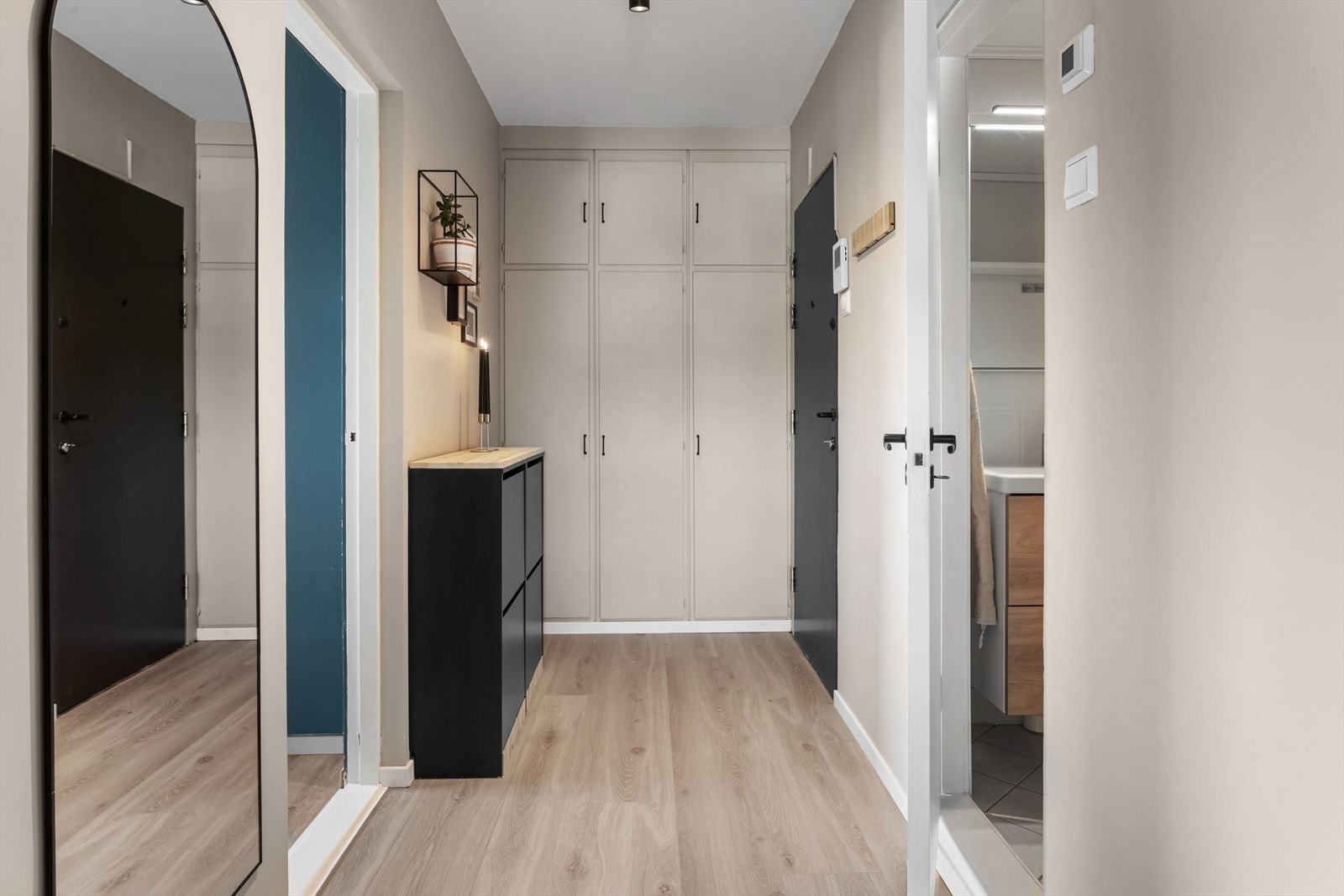 Velkommen inn! God oppbevaringsplass i garderobe og skoskap. Galleribilde