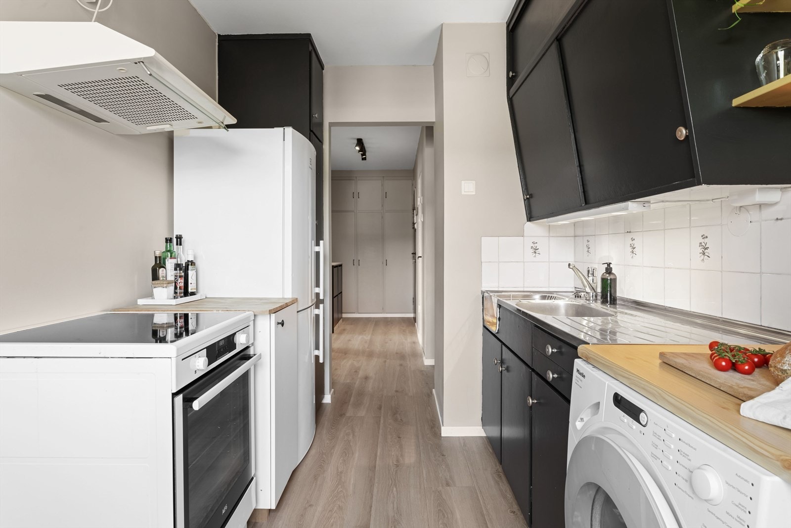 Hvitevarer som ovn, kjøl/fryses, vaskemaskin og komfyr Galleribilde