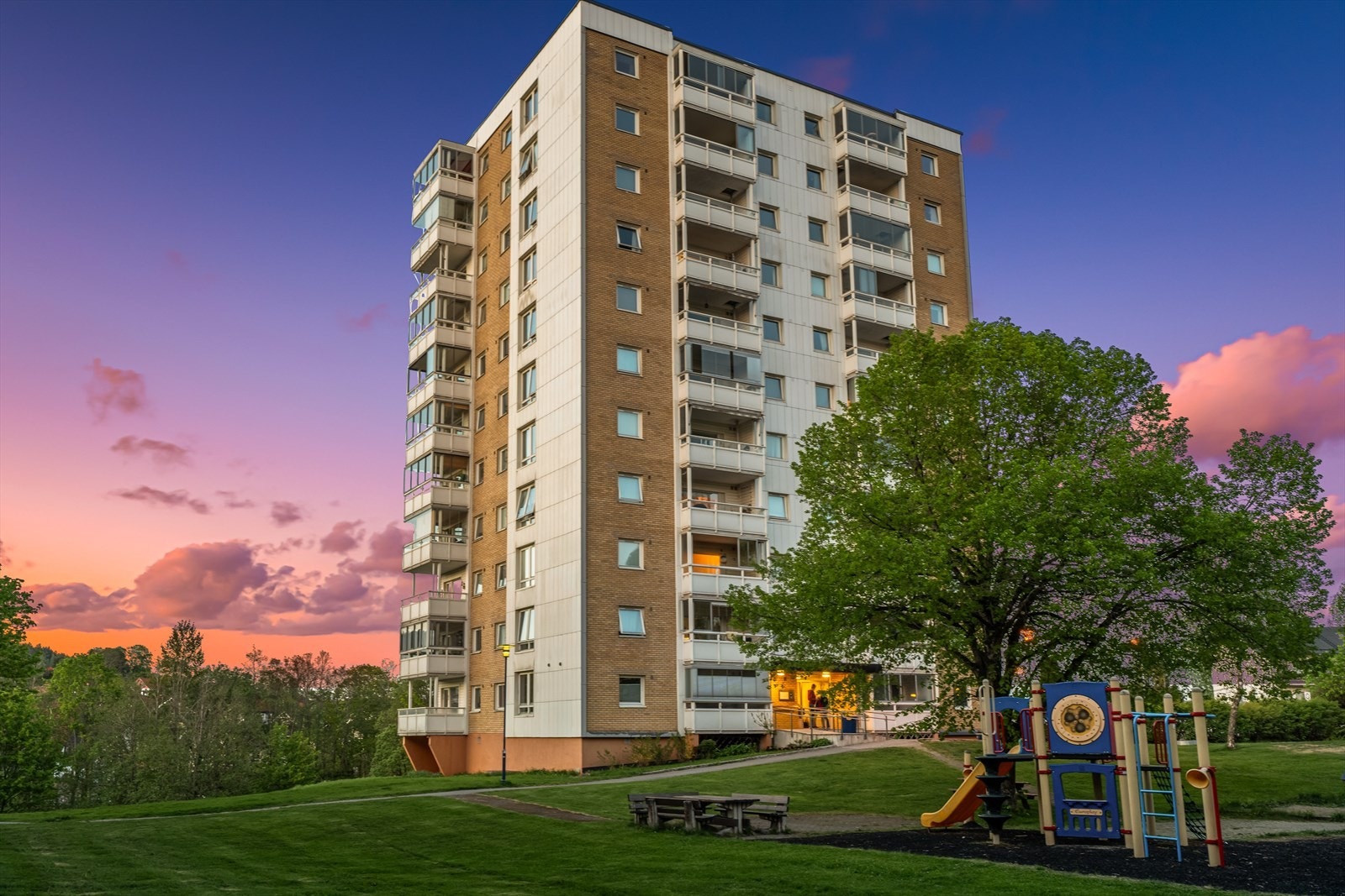 Store grøntområder mellom blokkene i borettslaget. Galleribilde