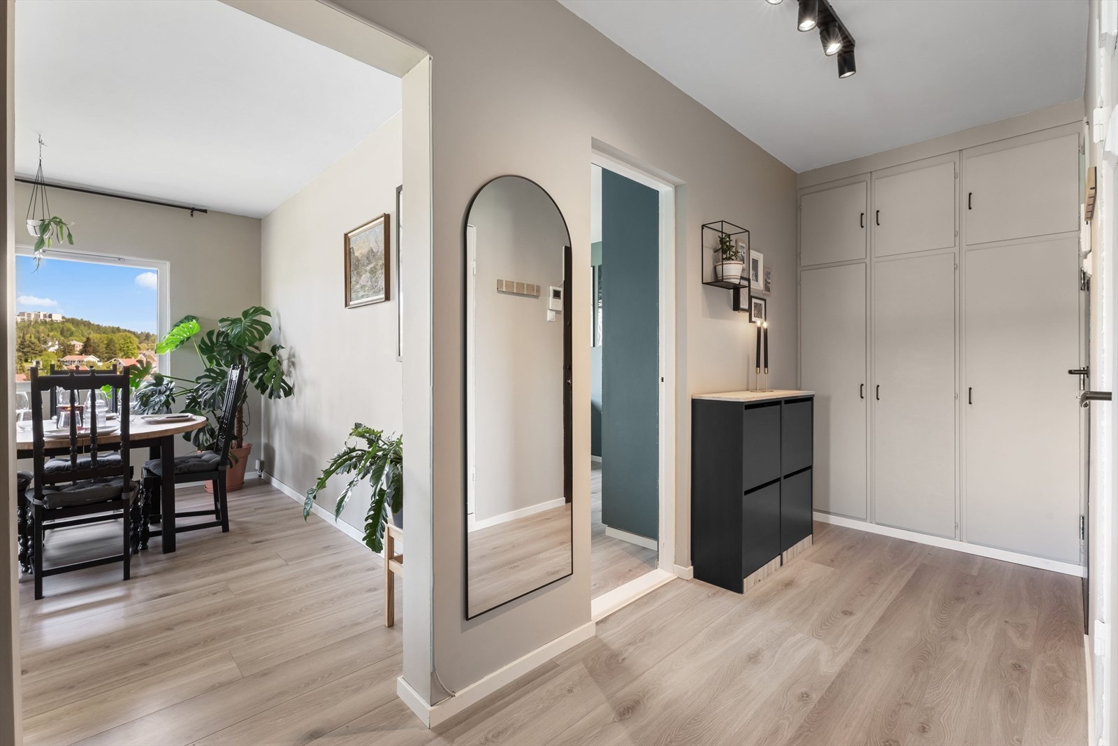 Velkommen inn! Moderne farger på nye vegger og flott nytt gulv. Galleribilde