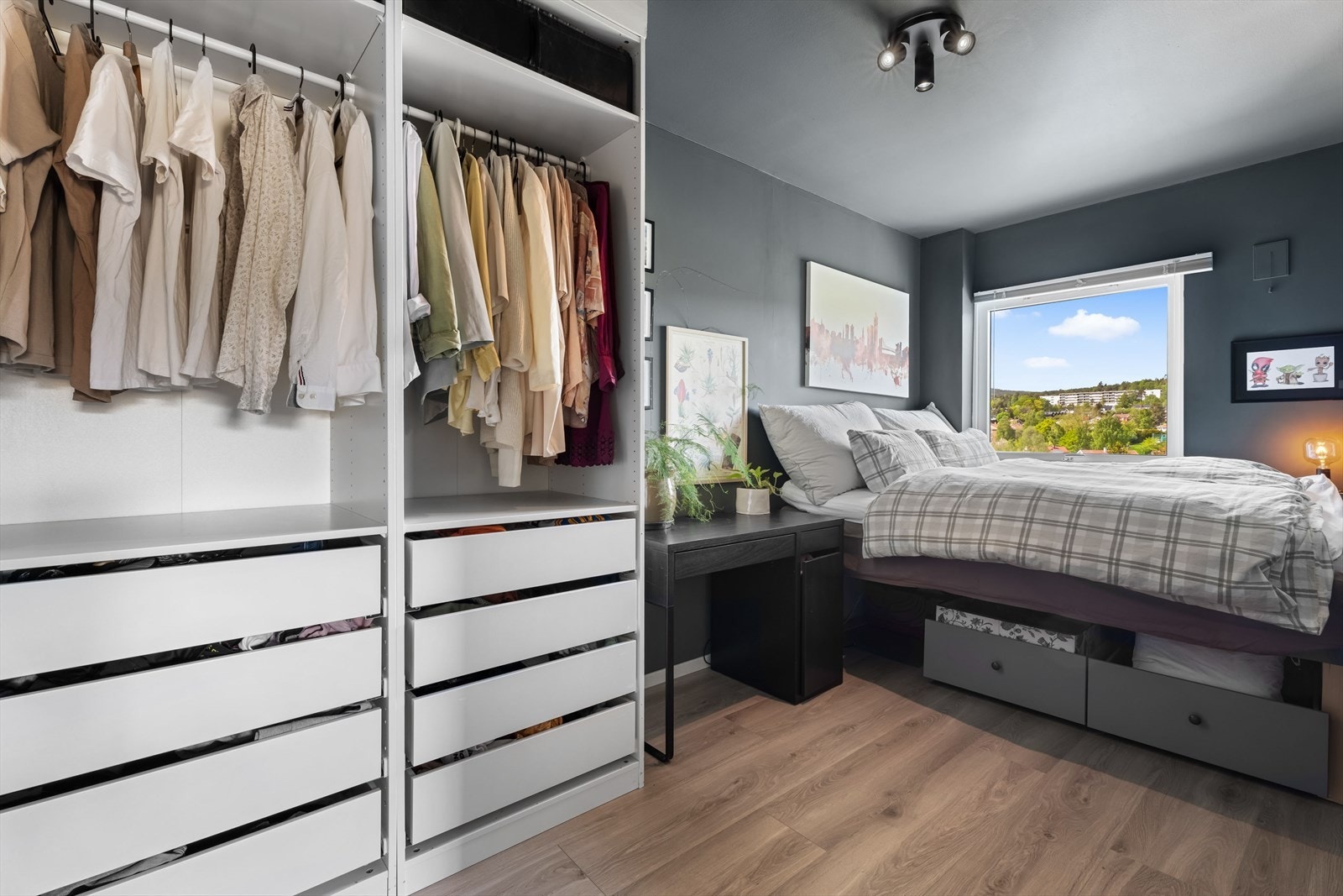 Soverom II med plass til garderobe, hylle og seng. Oppbevaringsplass under seng. Galleribilde