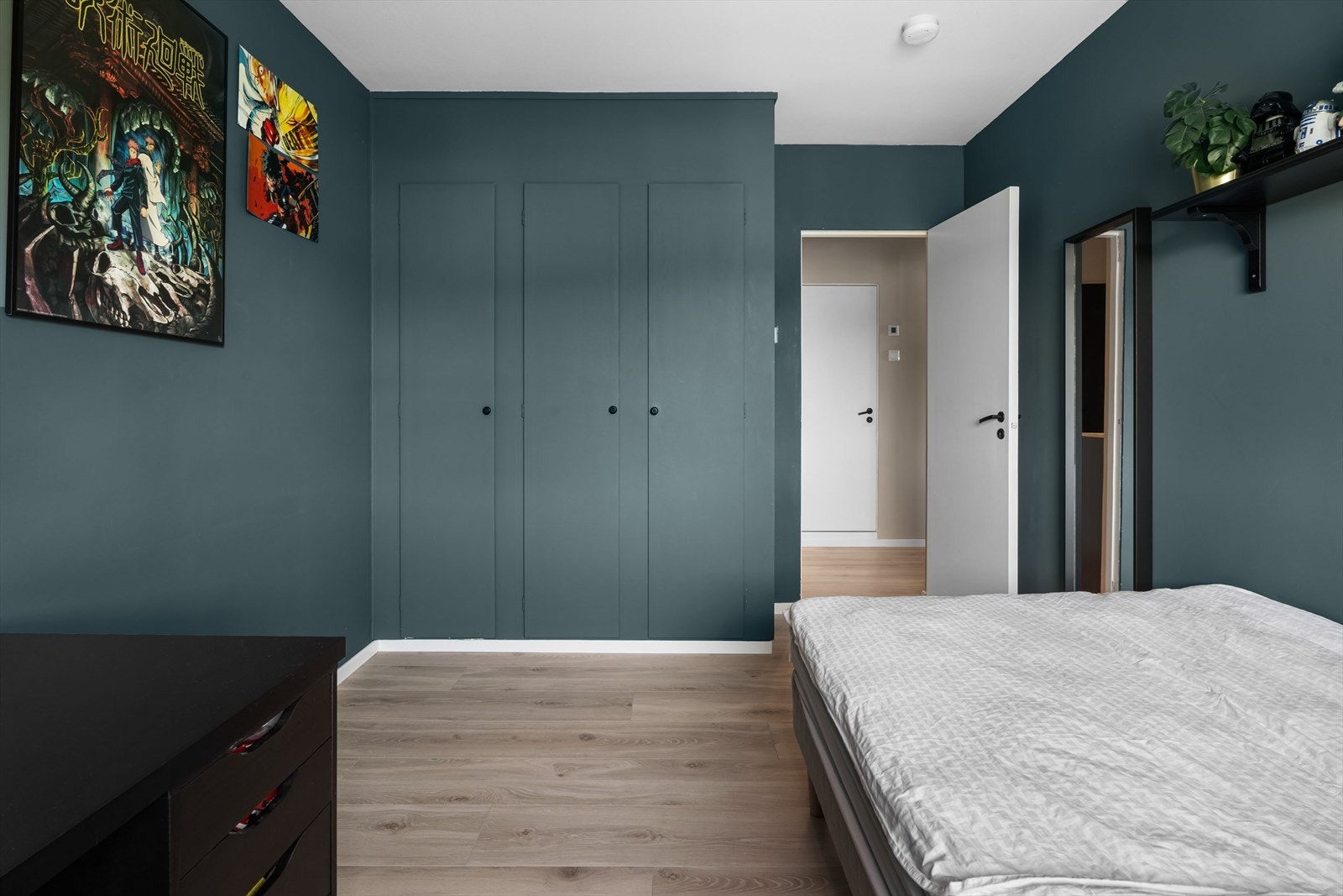 Soverom I med plass til garderobe, kontorpult, hylle og seng. Galleribilde