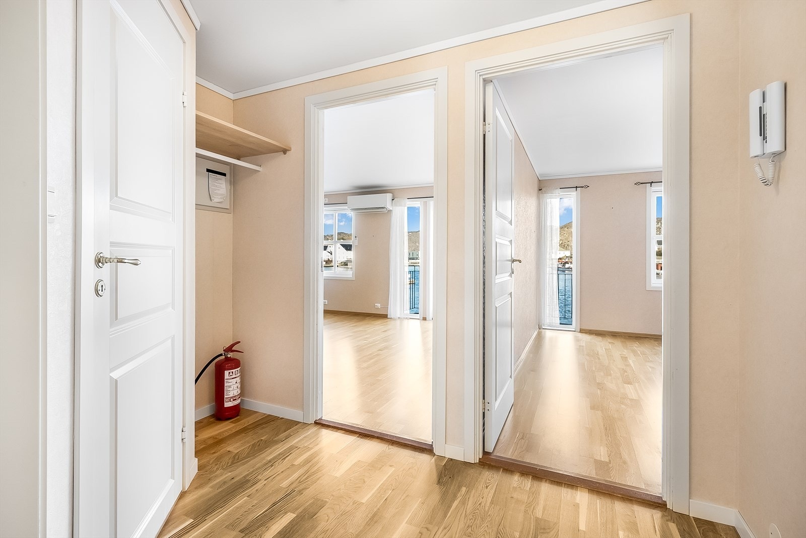 Gang med avkledningsplass, inngang til alle rom og en bod. Galleribilde