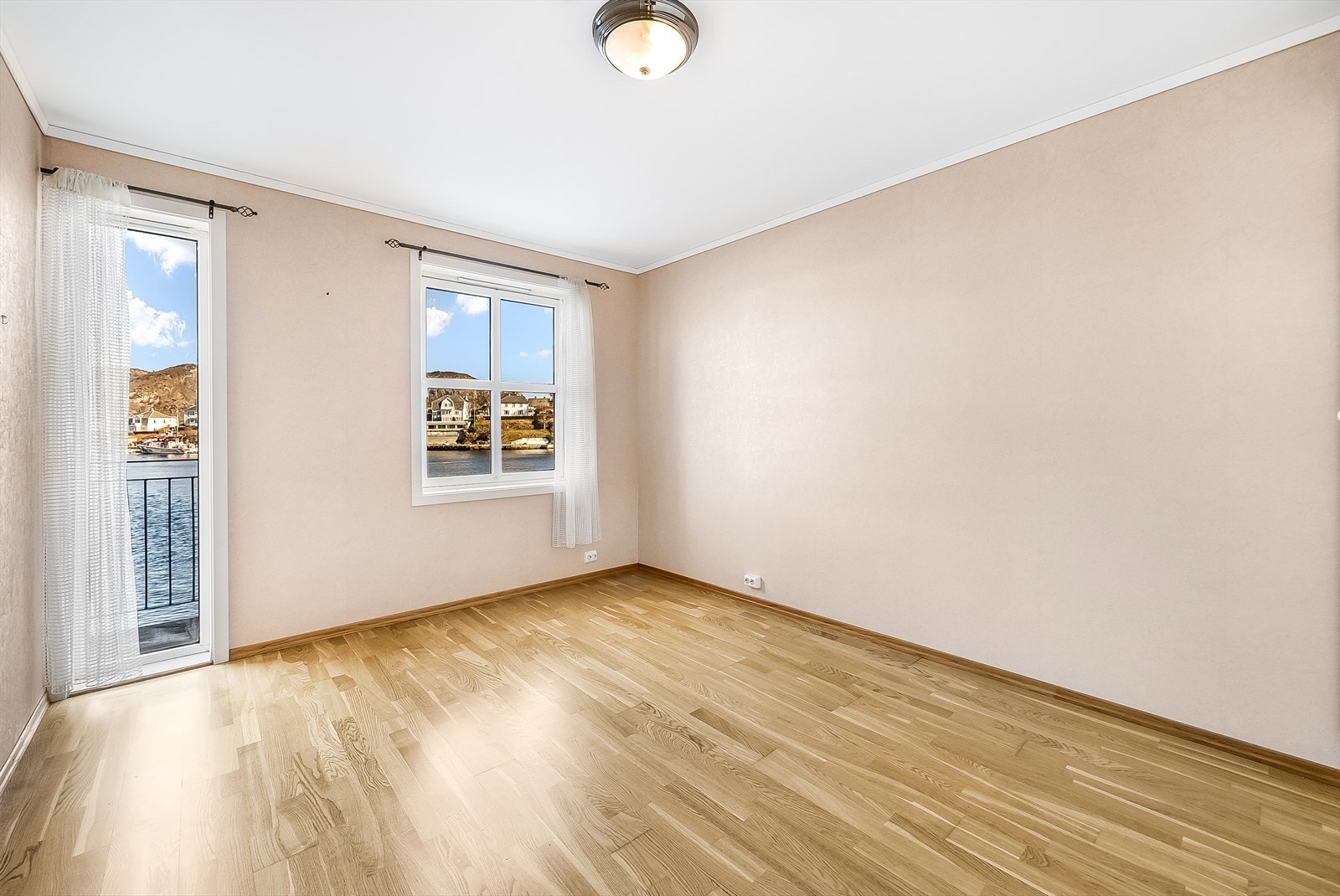 Stor soverom med garderobeskap. Galleribilde