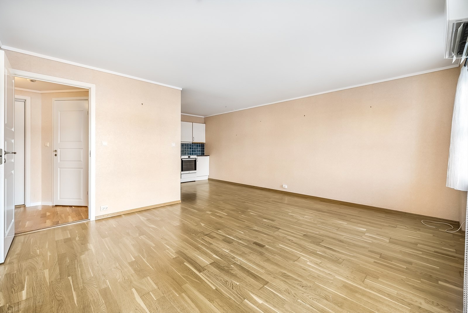 Stuen har original eikeparkett og tapet på veggene. Galleribilde