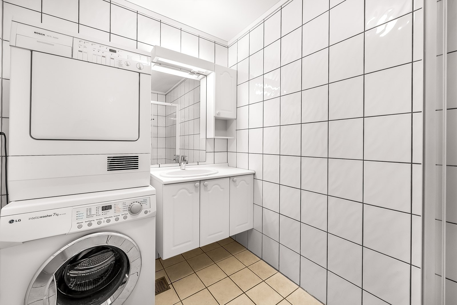 Pent fliselagt bad med varmekabler i gulv. Innredet med baderomsinnredning. toalett, dusjløsning og opplegg til vaskemaskin. Vaskemaskin og tørketrommel medfølger. Galleribilde