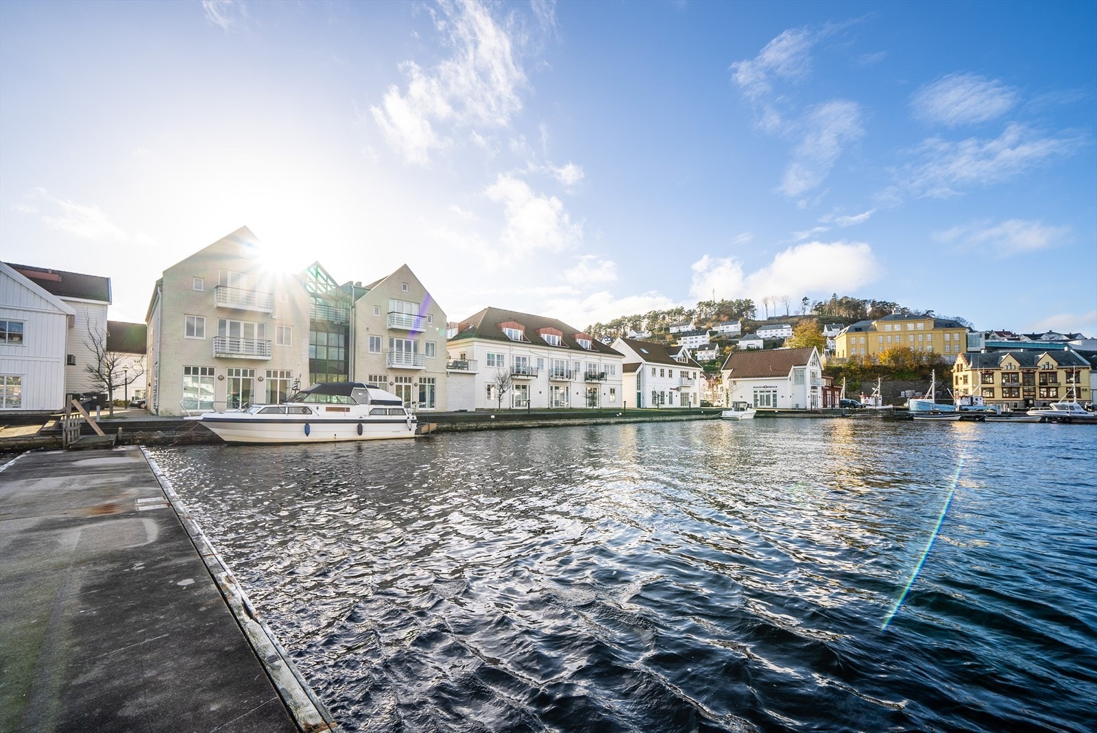 Leiligheten ligger rett i vannkanten med bryggeslengen rett på nedsiden. Galleribilde