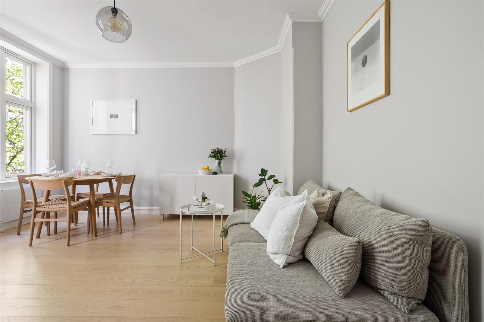 Oppholdsrommet har plass til både sofaløsning og et lite spisebord. Galleribilde