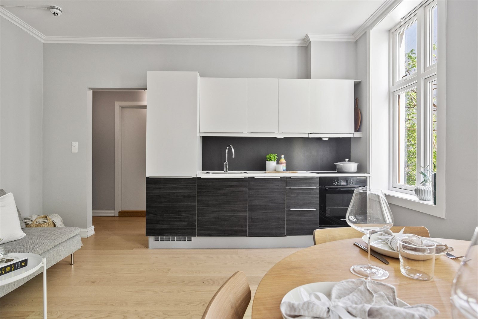 Kjøkkenet har integrerte hvitevarer som kjøl/frys, oppvaskmaskin, samt stekeovn, platetopp og mekanisk avtrekksvifte. Galleribilde