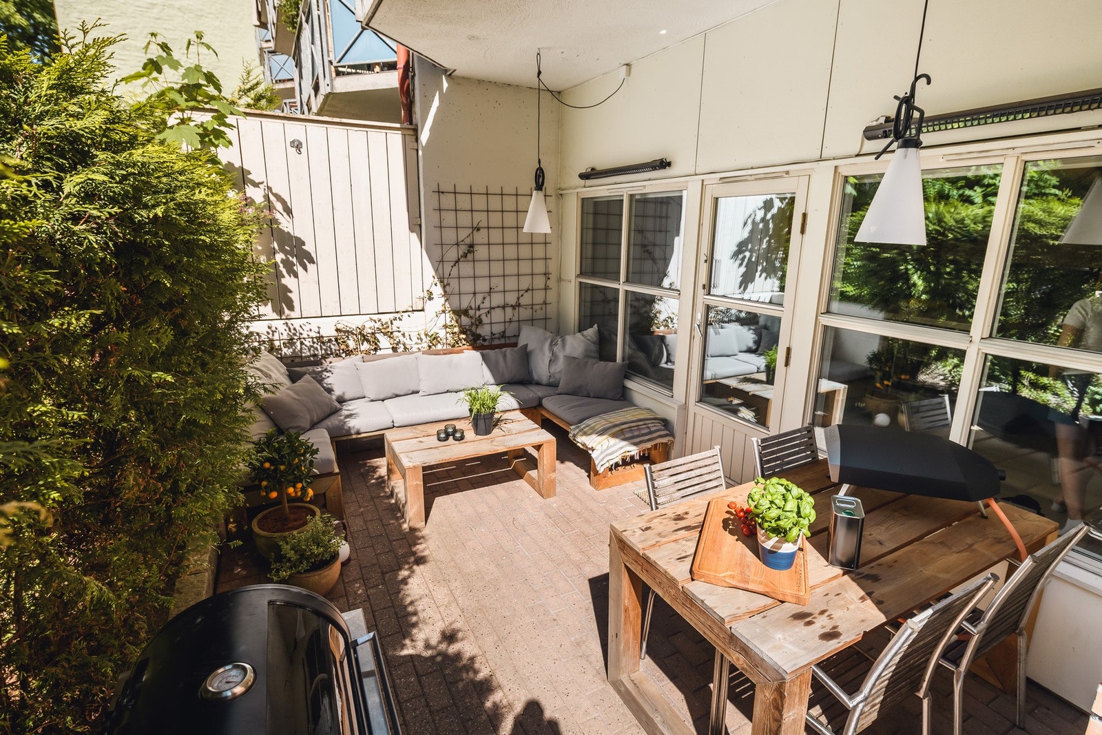 Flott uteplass med 21kvm terrasse. Galleribilde