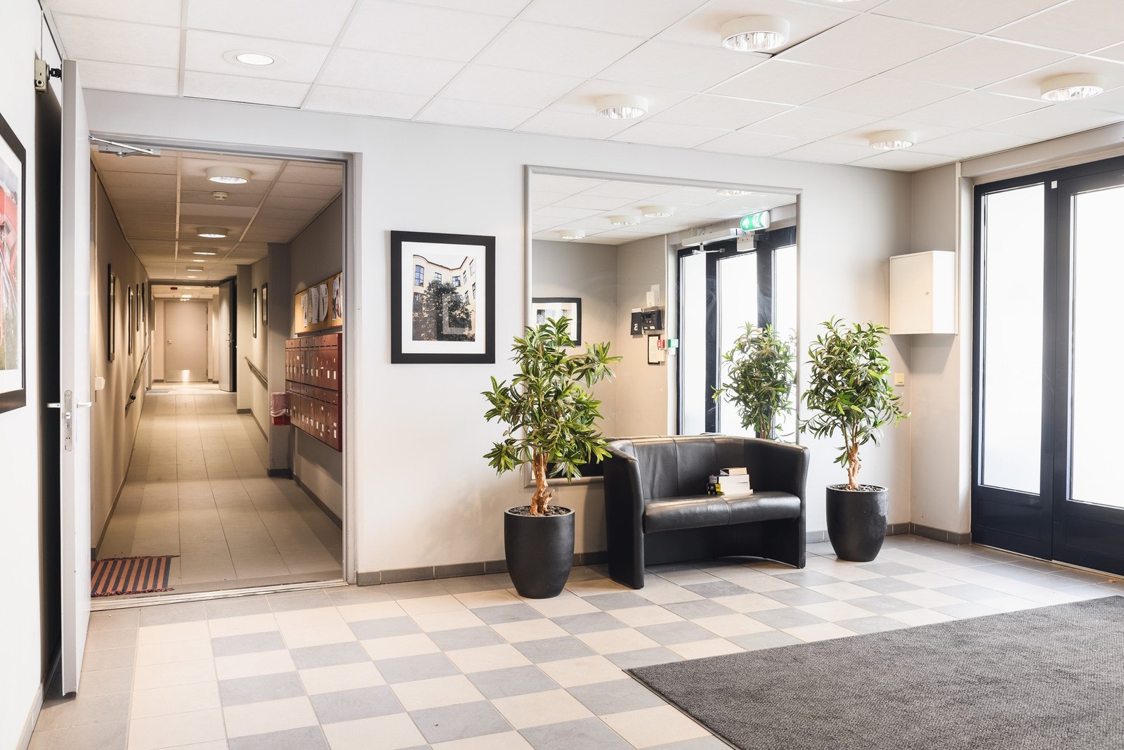 Lys og hyggelig felles oppgang med sitteplass. Galleribilde