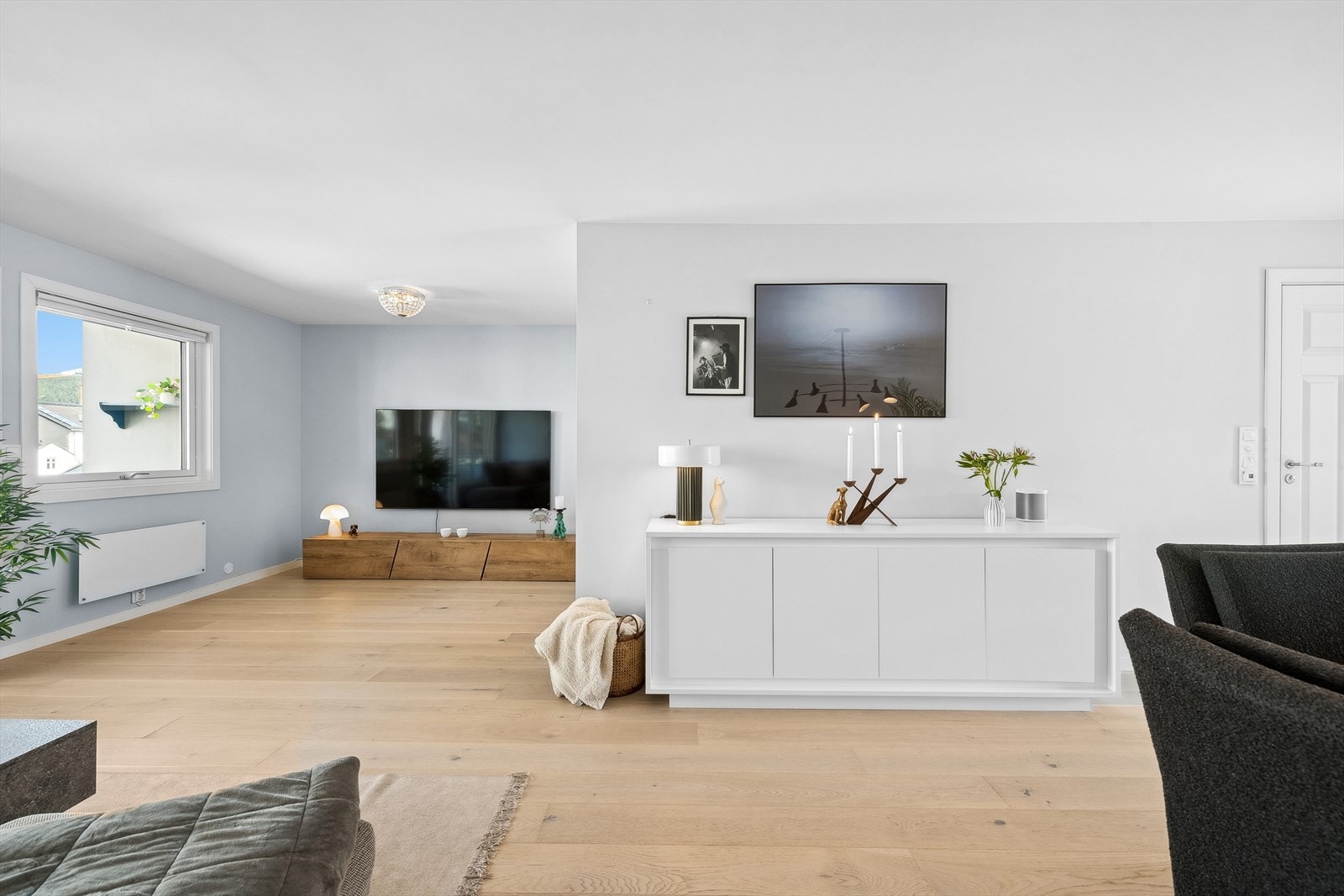 Stuen er av god størrelse, og er enkel å innrede i flere soner. Galleribilde