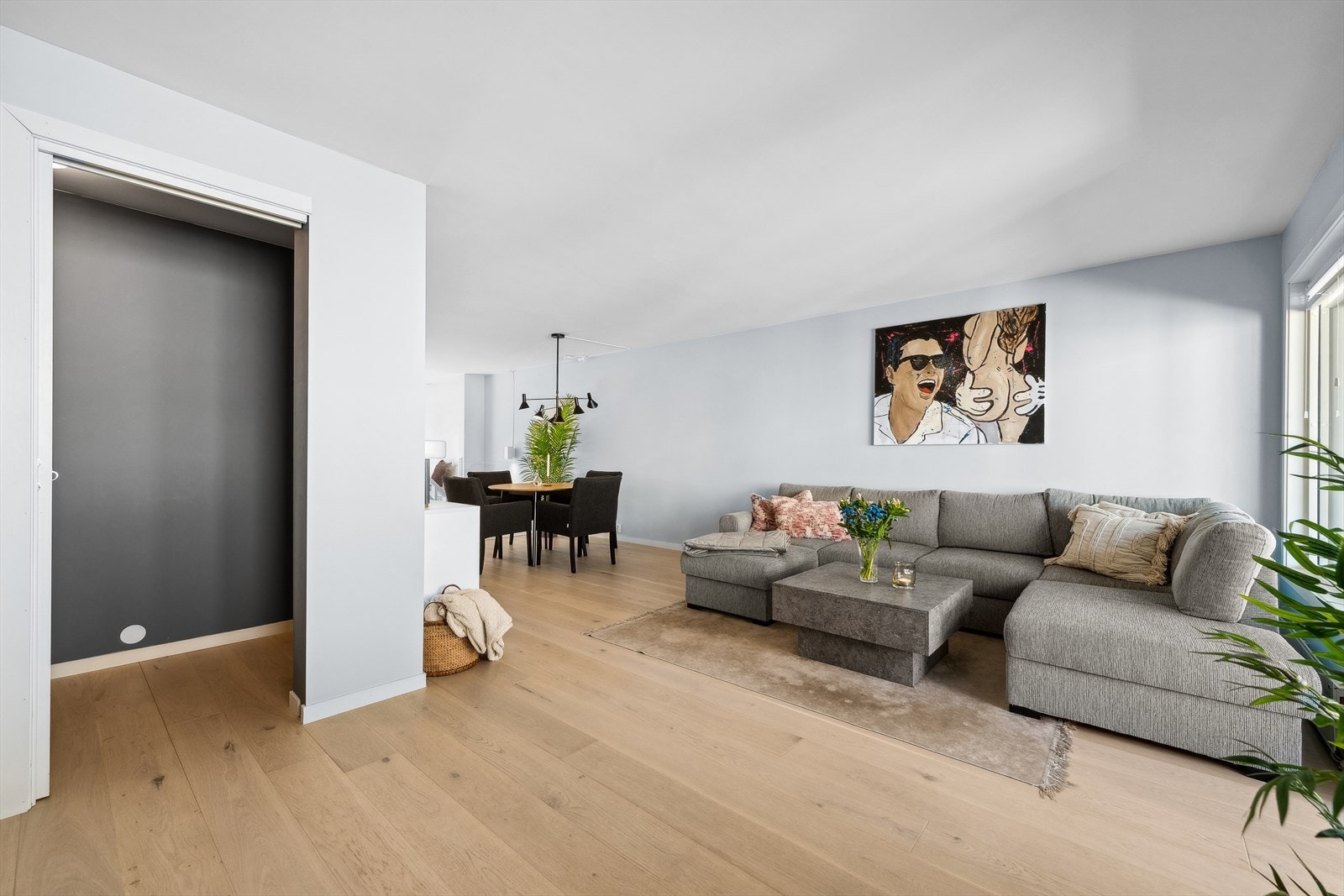 Leiligheten har moderne overflater, lysmalte vegger og et flott parkettgulv. Galleribilde