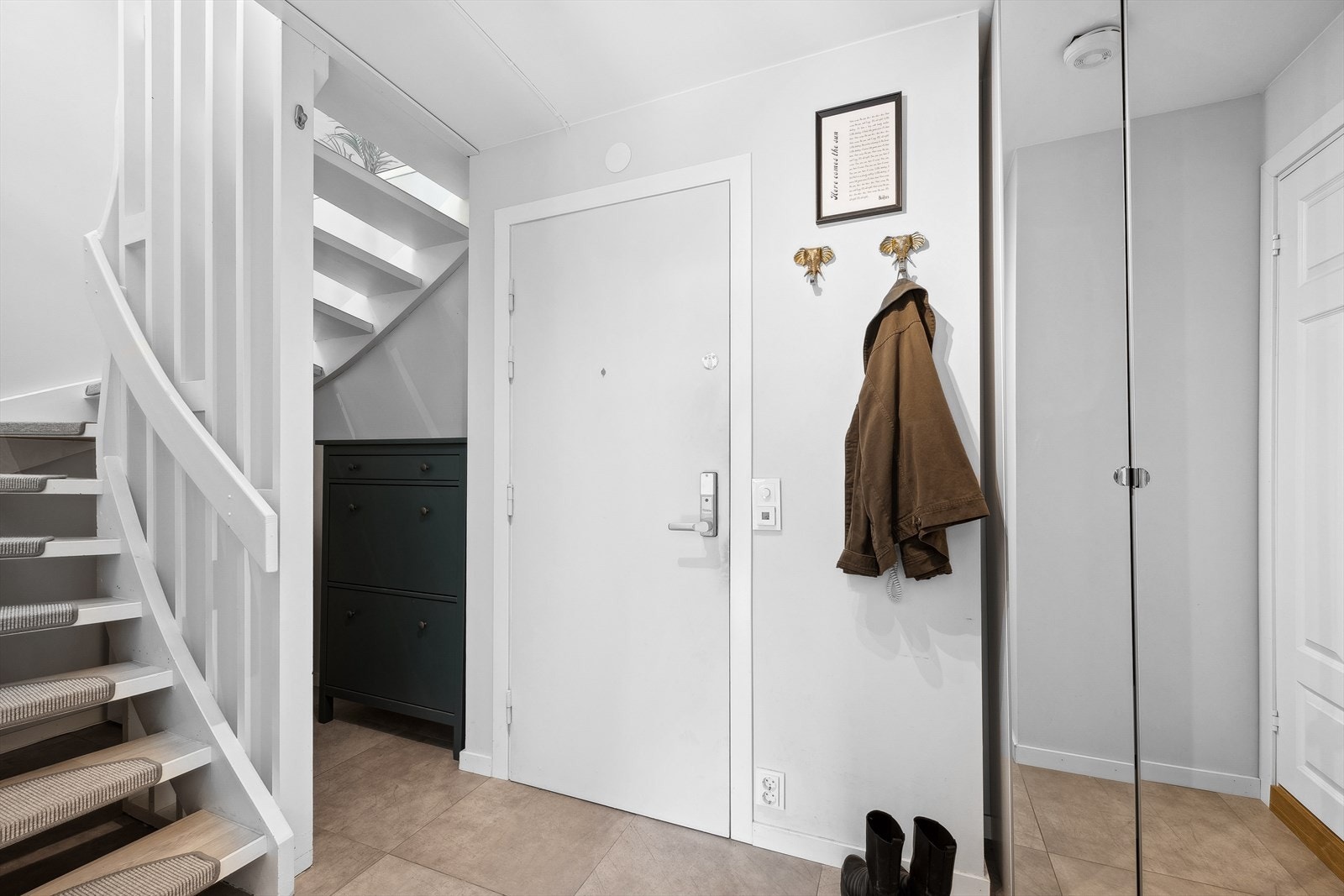 Velkommen inn! Det er god plass til å henge fra seg yttertøyet i garderobeskapet i gangen. Galleribilde