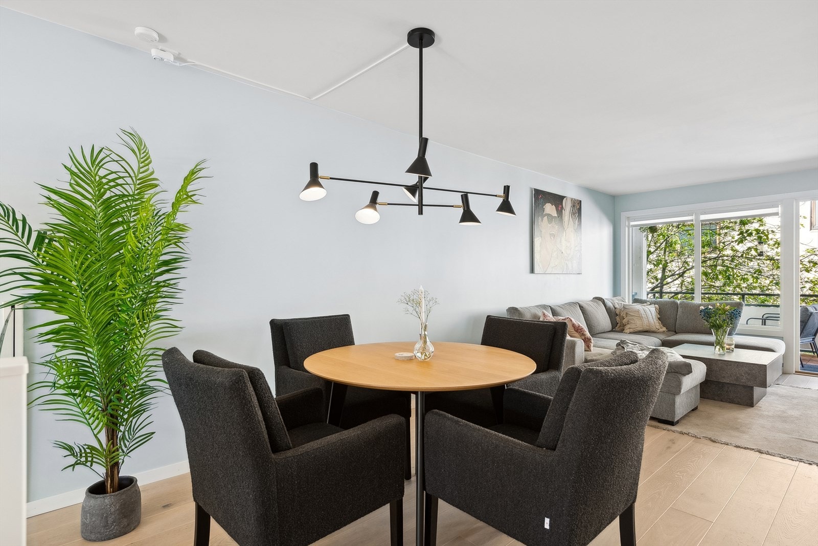 Også plass til spisebord med tilhørende stoler i stuen. Galleribilde