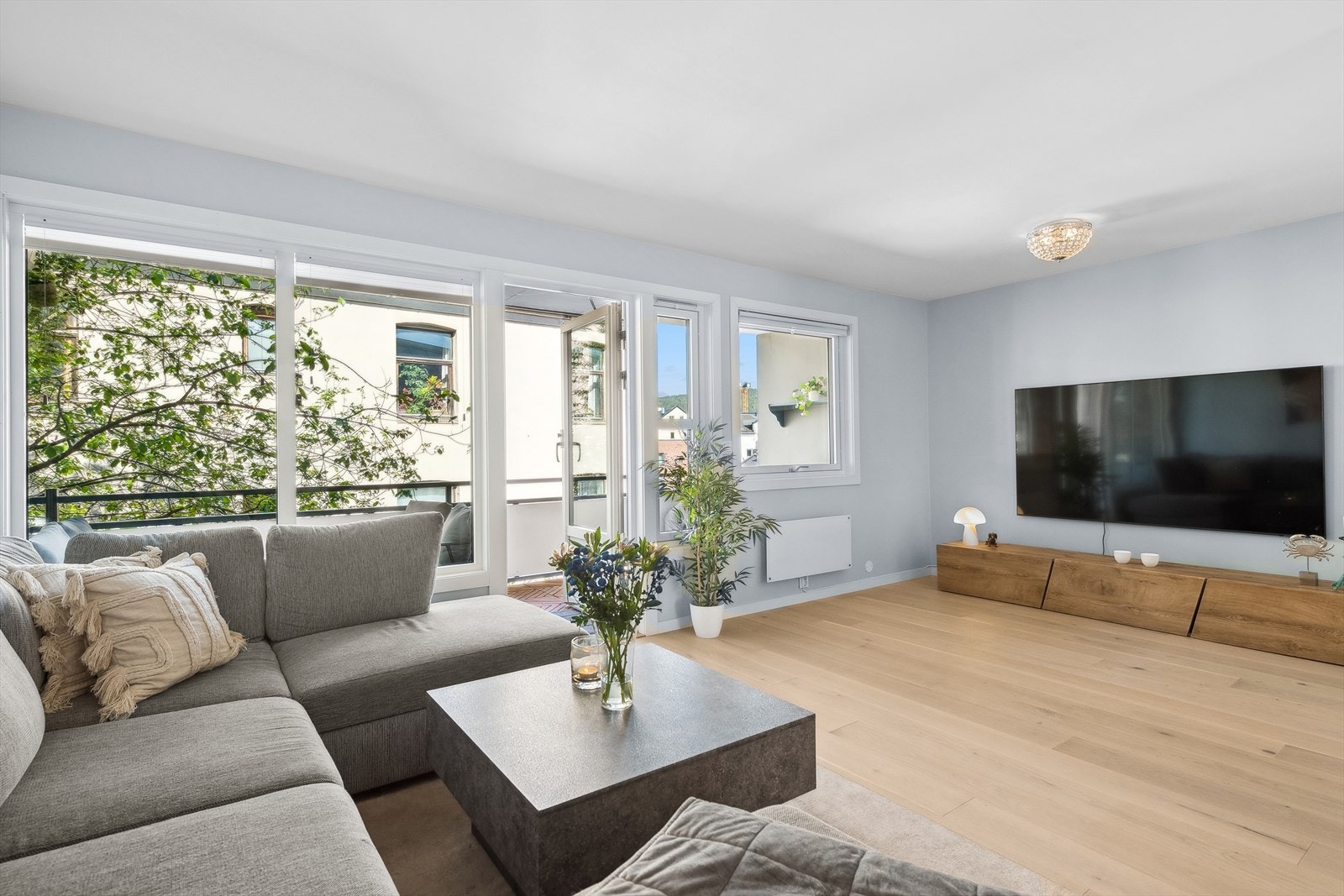 Det har tidligere vært soverom i en del av stuen. Se vedlagt plantegning for å se alternativ. Galleribilde