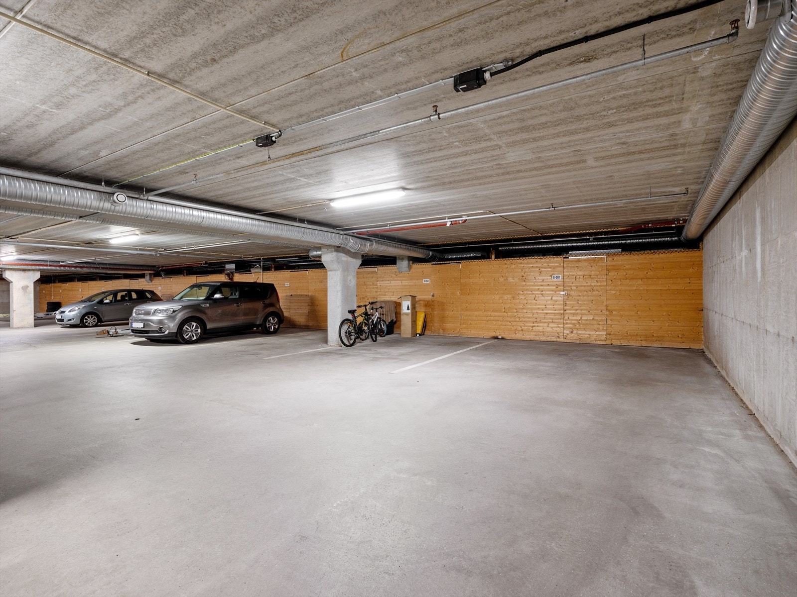 Parkering med bod i bakkant Galleribilde