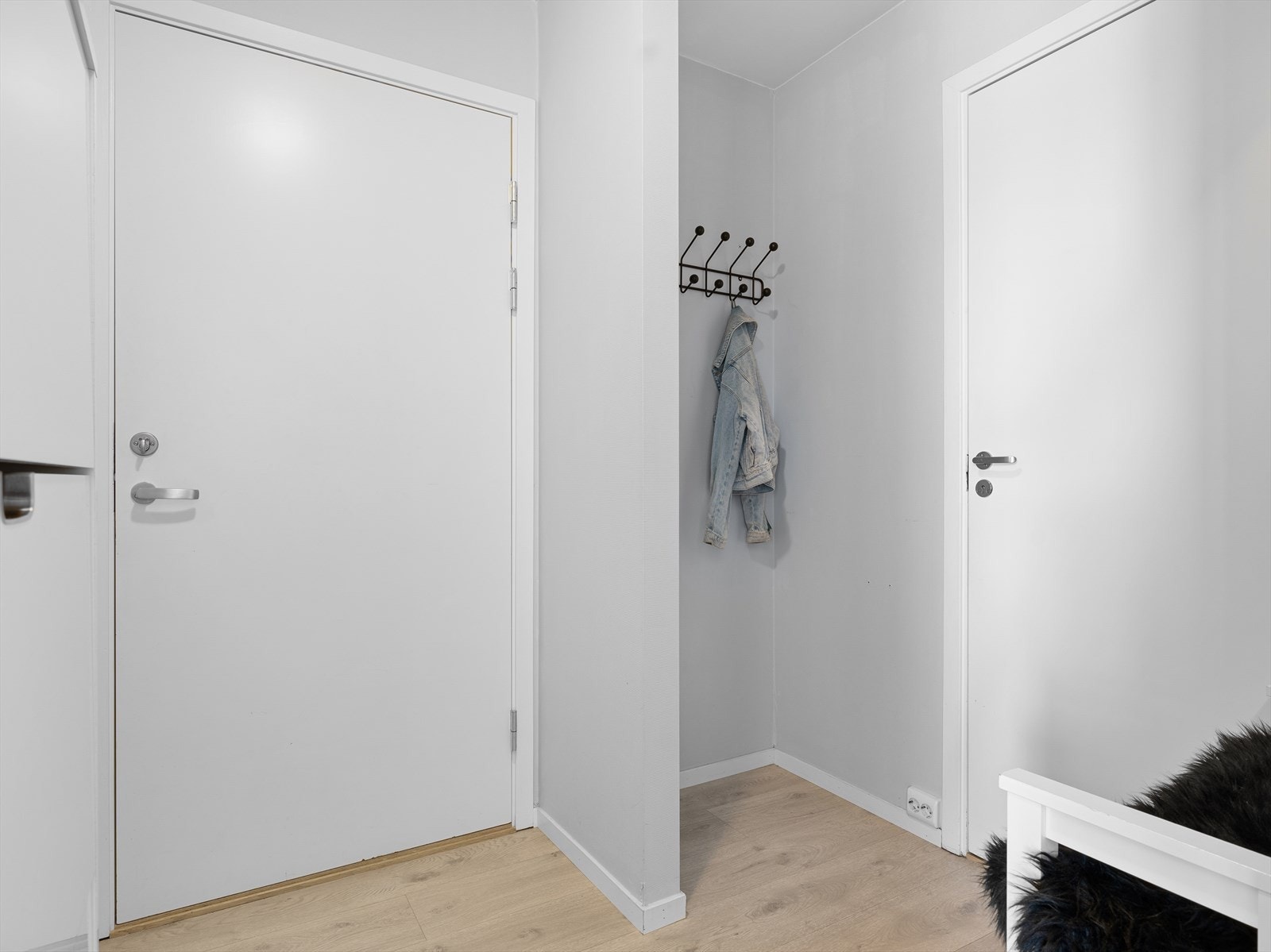 Gang/entré med plass til å henge i fra seg yttertøy, dør til høyre er inn til bad. Galleribilde
