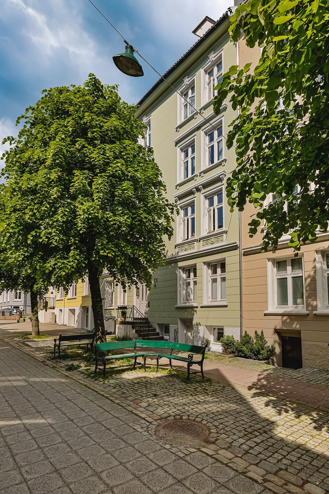- Koselige sittebenker i området rundt som kan nytes på fine sommerdager - Galleribilde